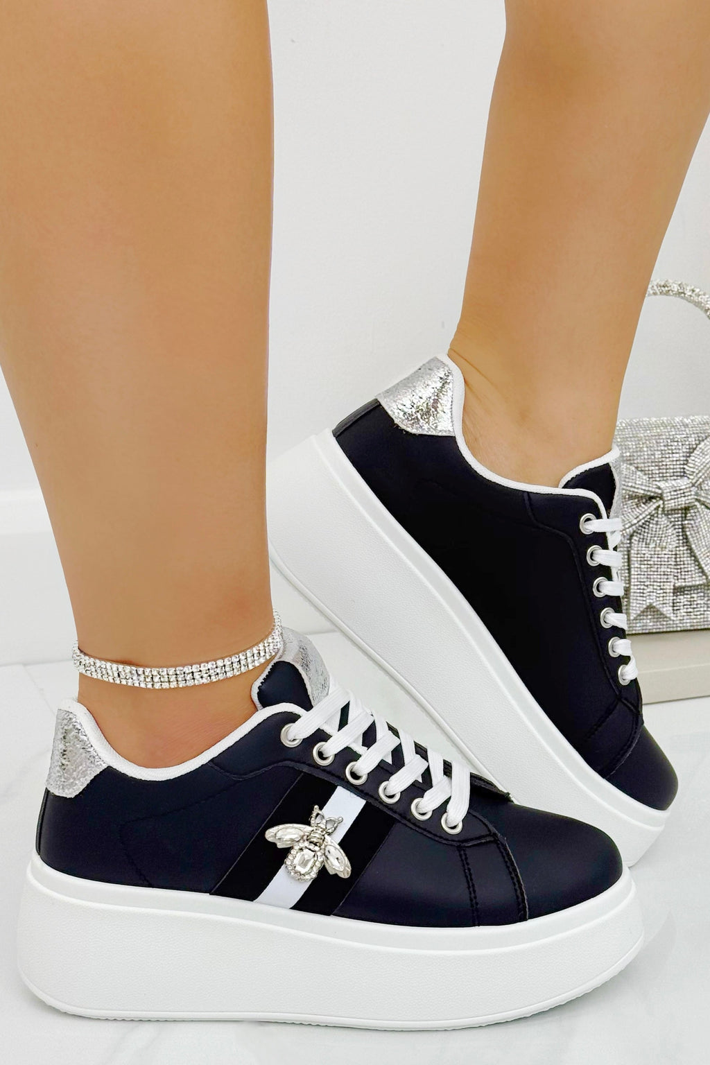 Kristal Deluxe Queen Bee Chunky Trainers in zwart met kristallen versieringen.