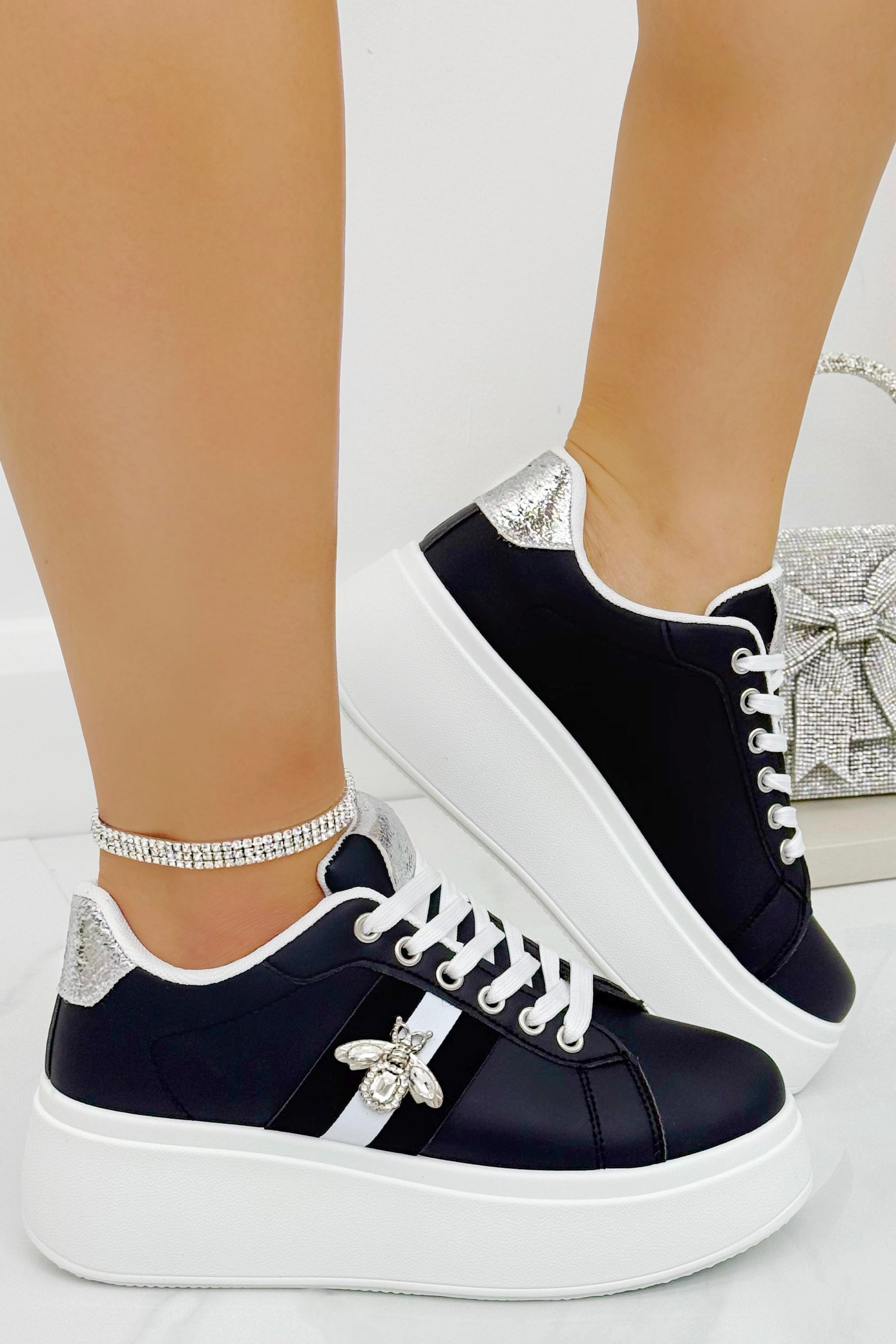 Kristal Deluxe Queen Bee Chunky Trainers in zwart met kristallen versieringen.