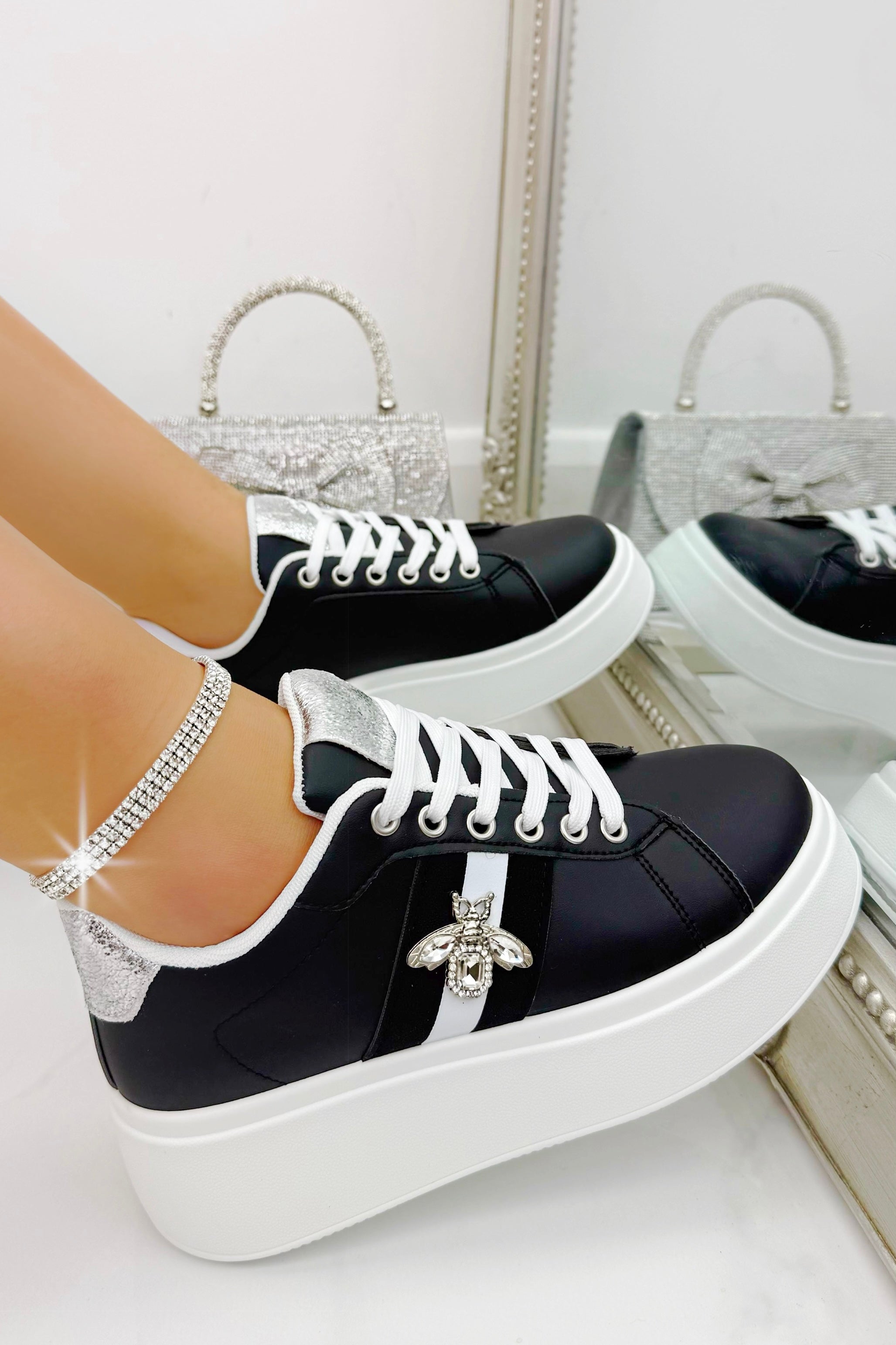 Kristal Deluxe Queen Bee Chunky Trainers in zwart met kristallen versieringen. 2