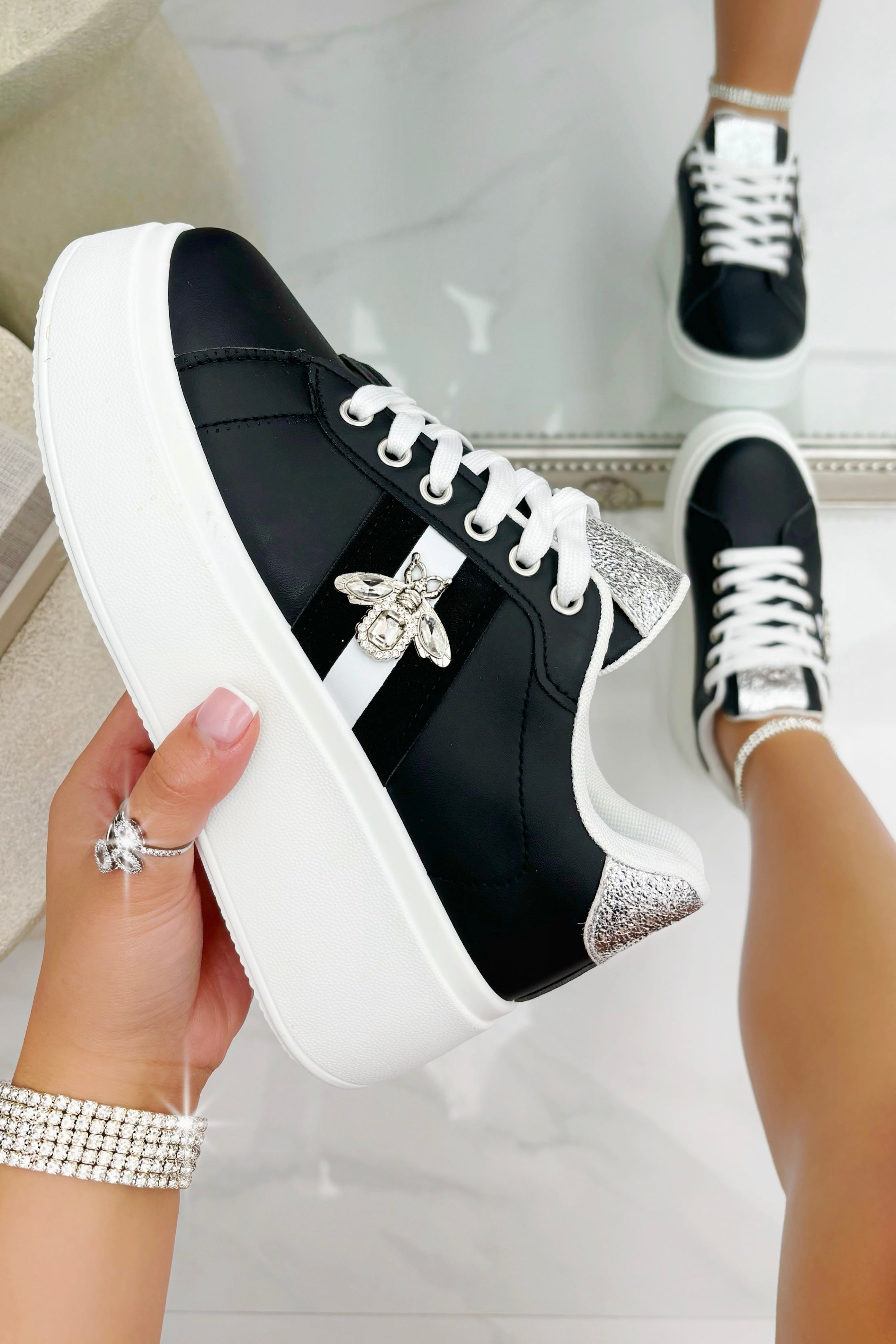 Kristal Deluxe Queen Bee Chunky Trainers in zwart met kristallen versieringen. 3