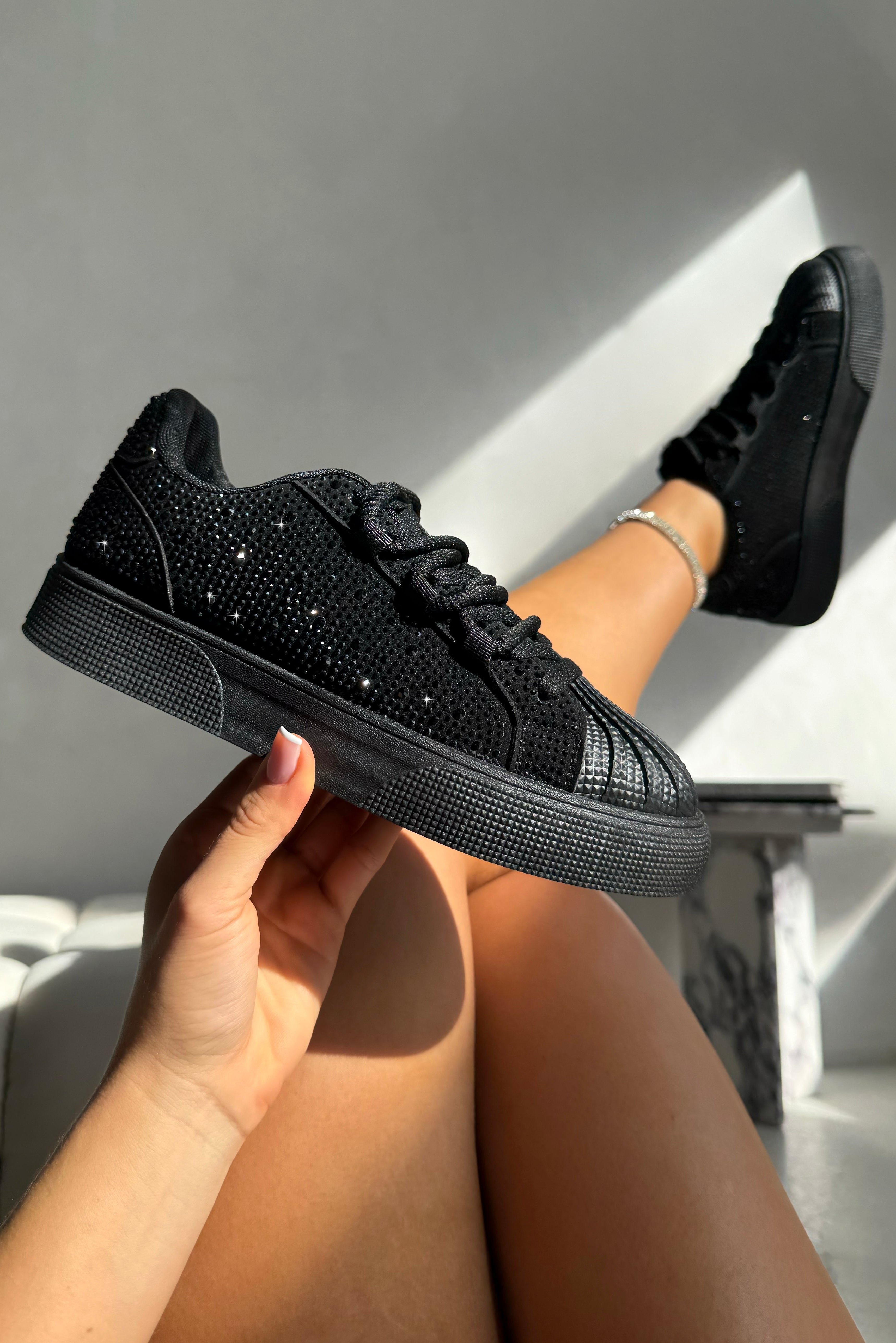 Kristal Versierde Aura Lace-Up Sneakers in zwart voor dagelijks gebruik.