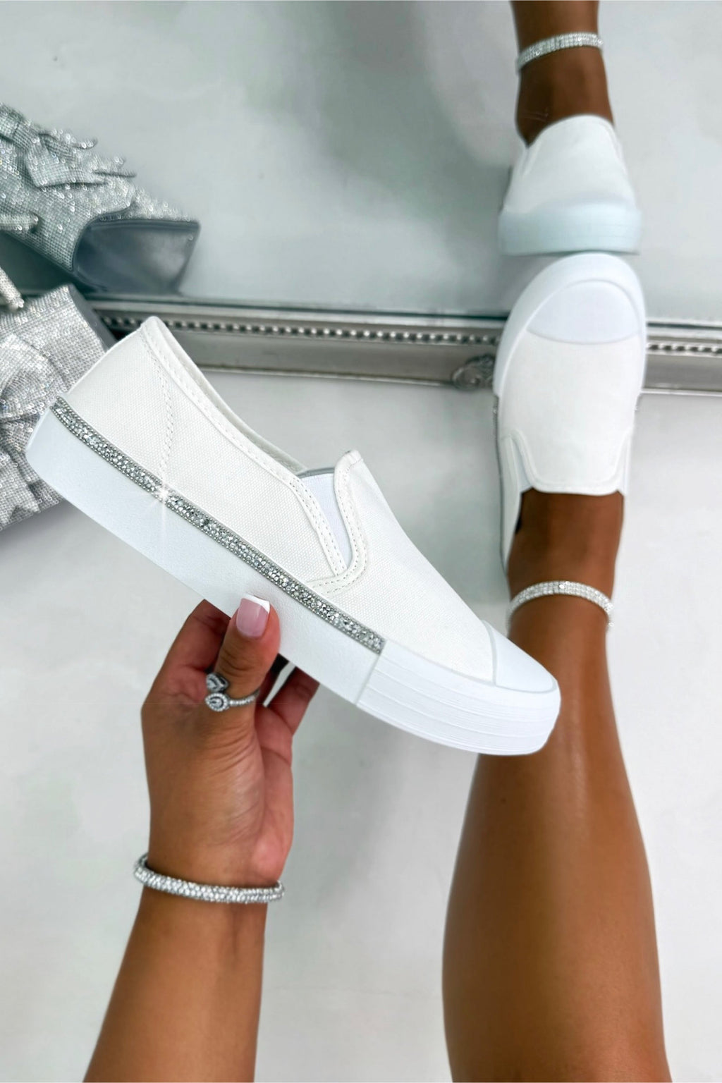 Kristallen slip-on trainers in wit voor dagelijks gebruik.