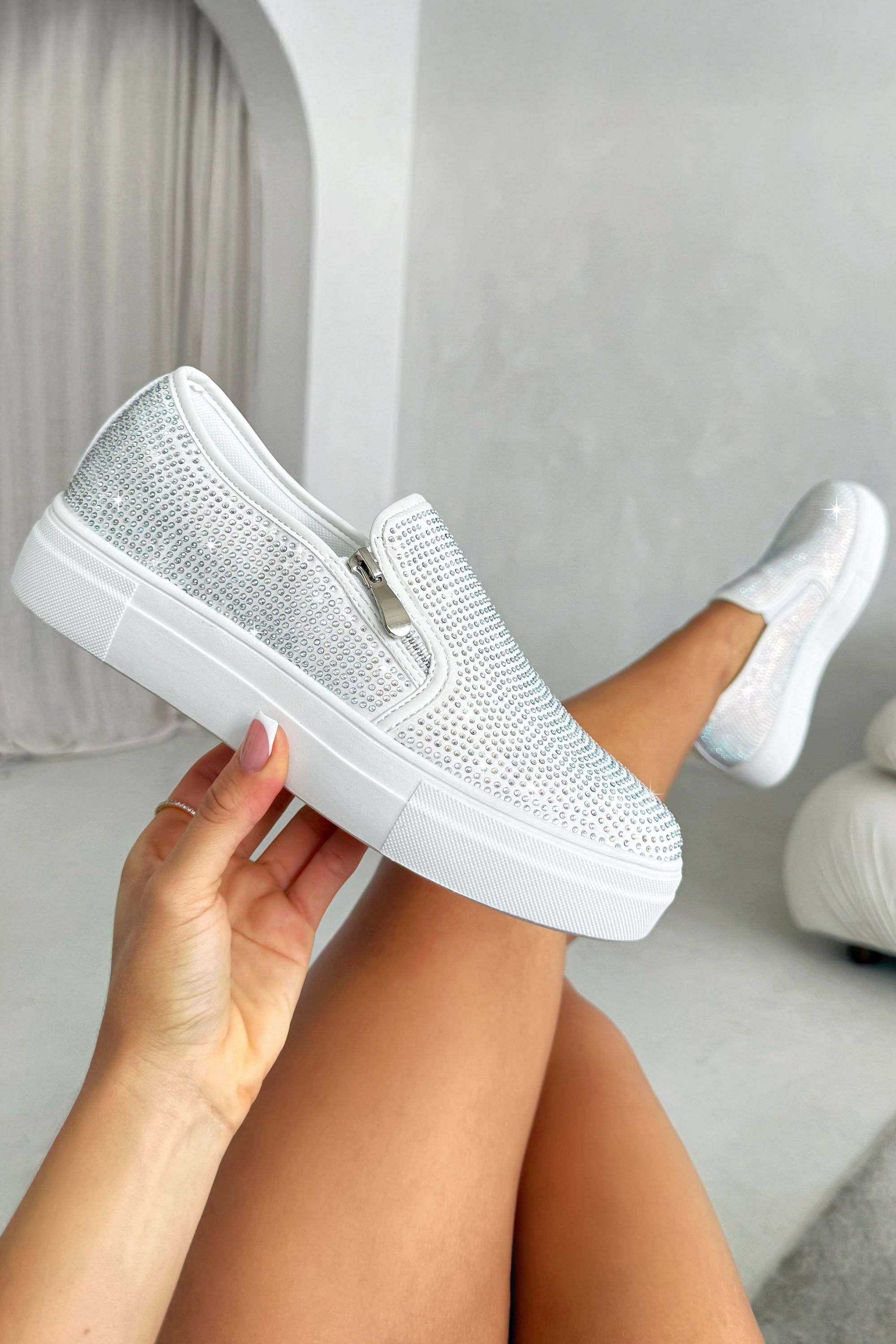 Kristallen Deluxe Zip Pumps in wit met echte kristallen versiering.