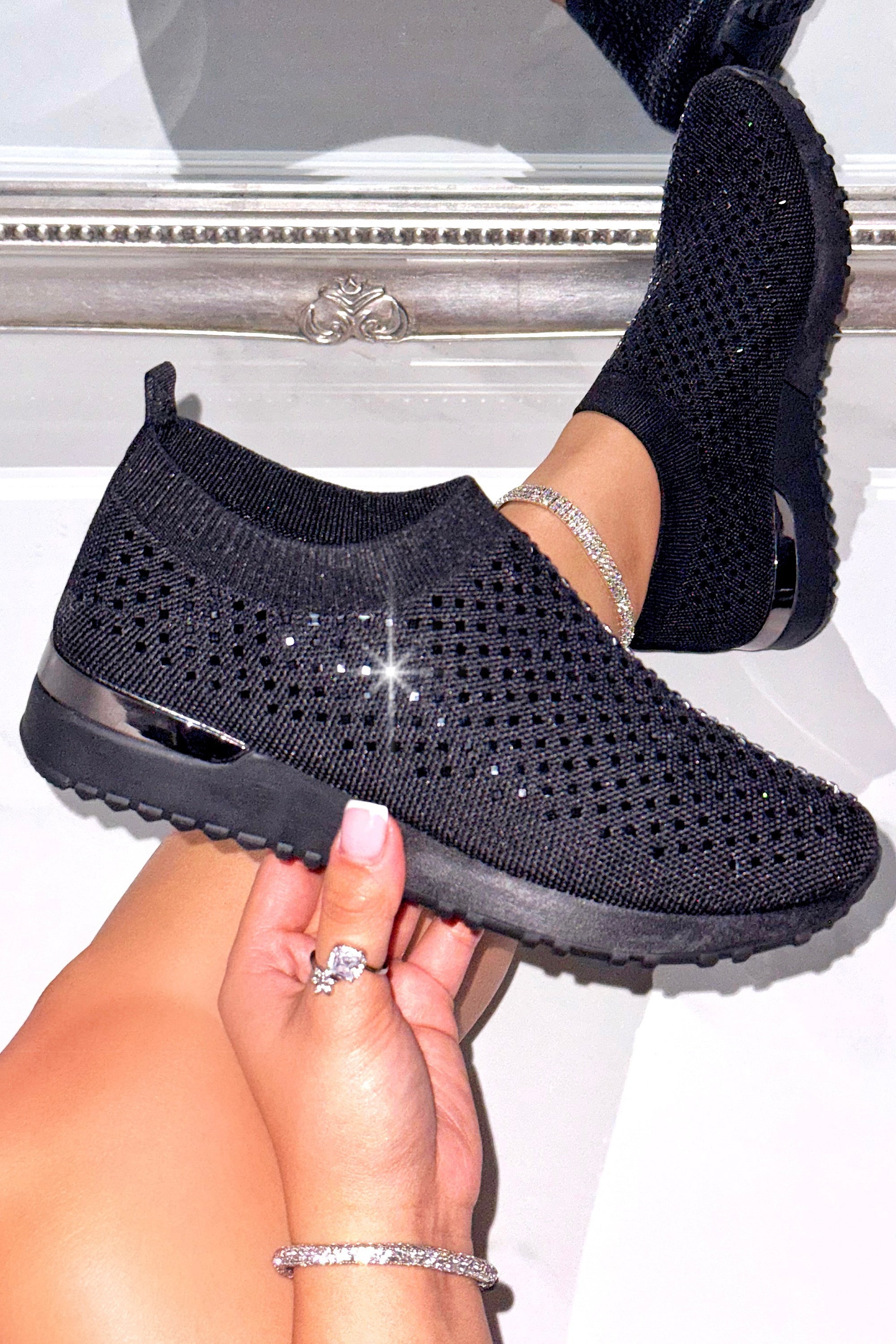 Glanzende zwarte trainers met kristallen details voor comfort en stijl.