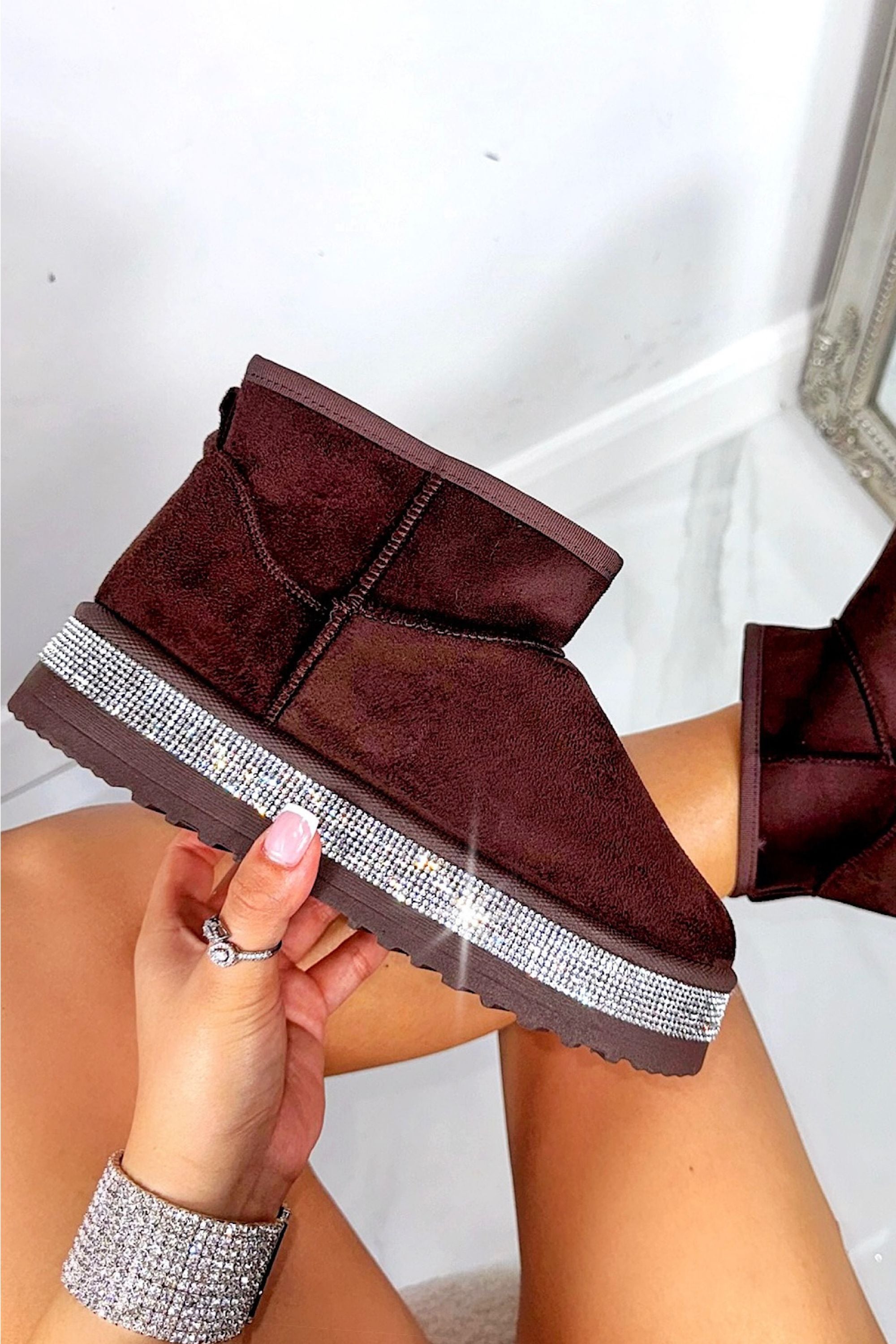 Kristallen Diamant Rand Gezellige Snug Mini Boots in bruin suede 2