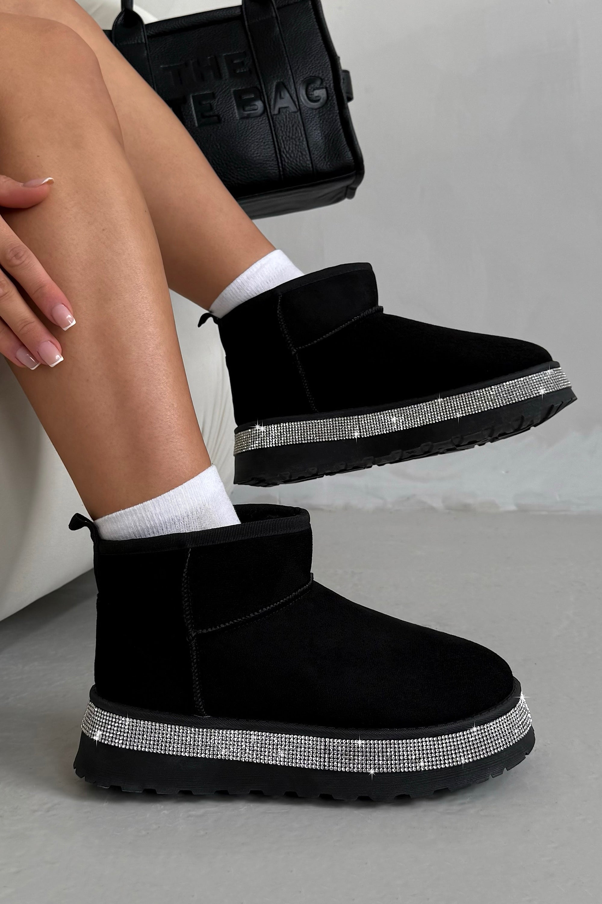 Kristallen Diamant Rand Gezellige Snug Mini Boots in zwart voor dames.
