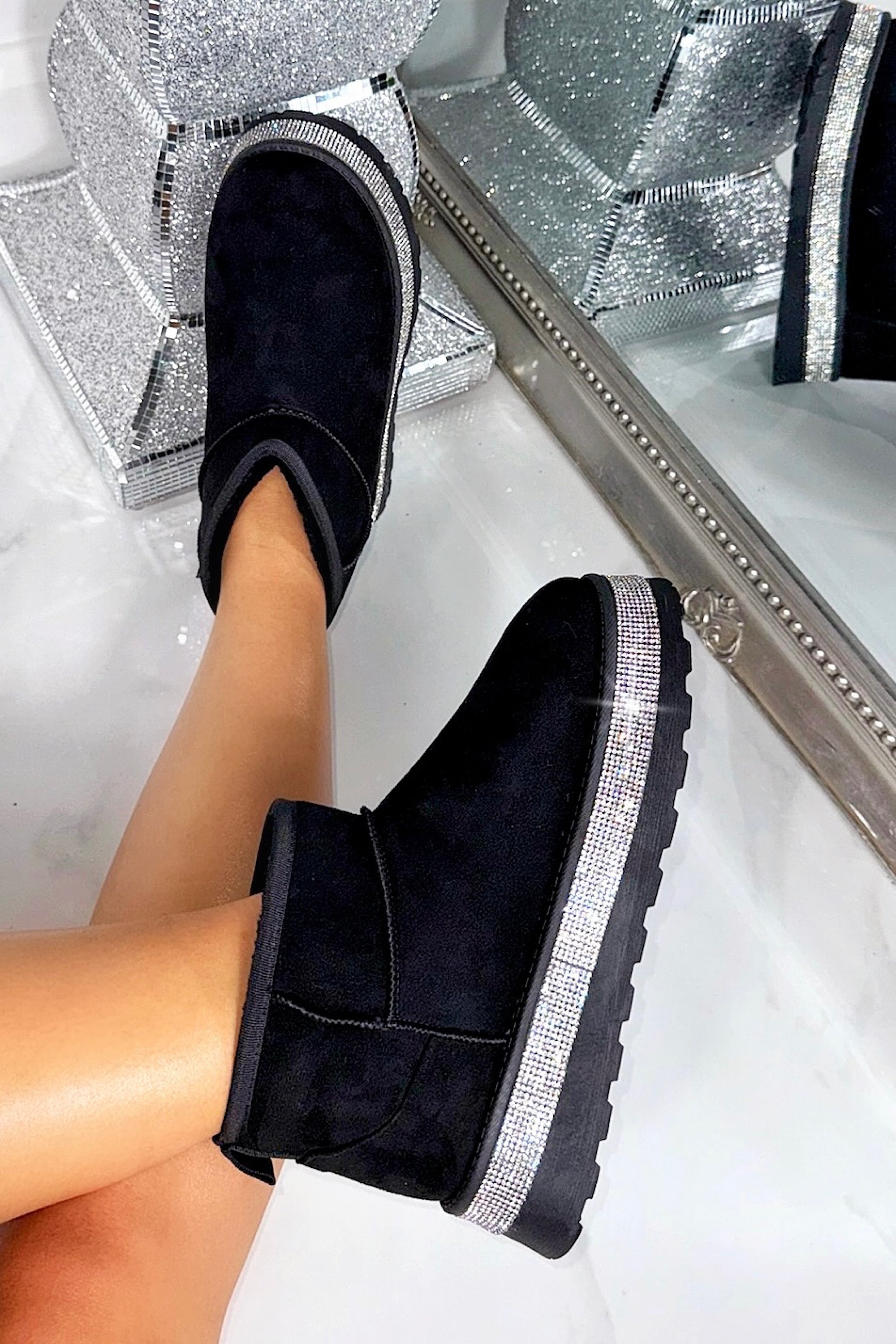 Kristallen Diamant Rand Gezellige Snug Mini Boots in zwart voor dames. 3