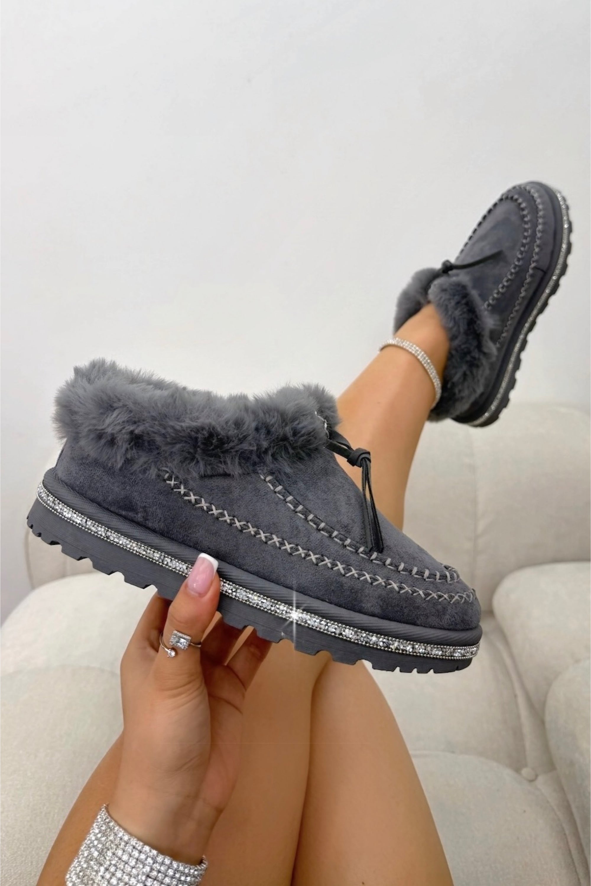 Kristallen Faux Fur Gevoerde Tazgirl Buiten Slippers in Grijs