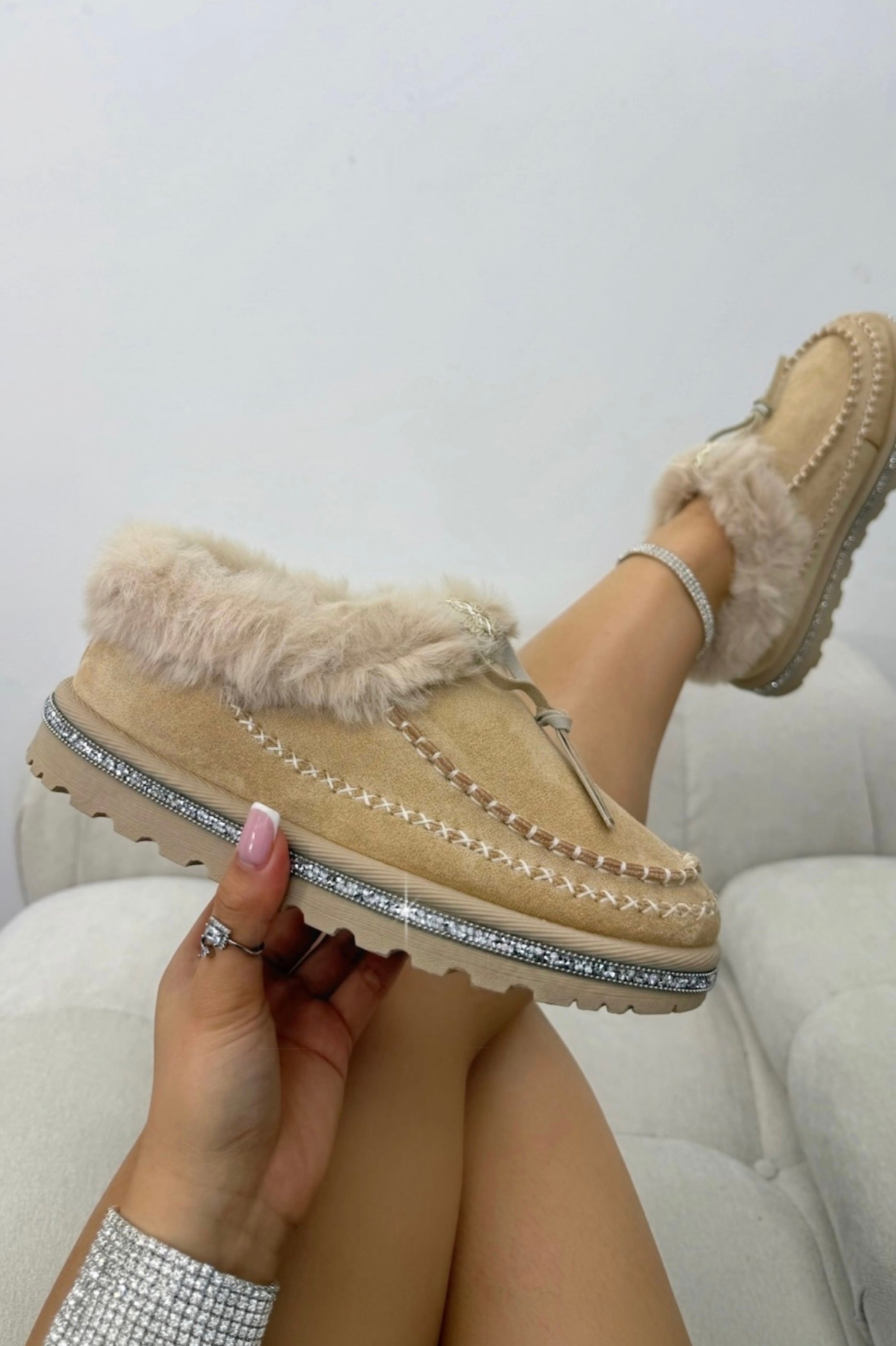 Kristallen Faux Fur Gevoerde Tazgirl Buiten Slippers in Nude kleur.