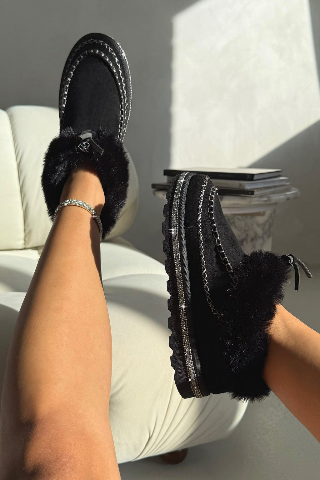 Kristallen faux fur gevoerde zwarte slippers voor dames. 3