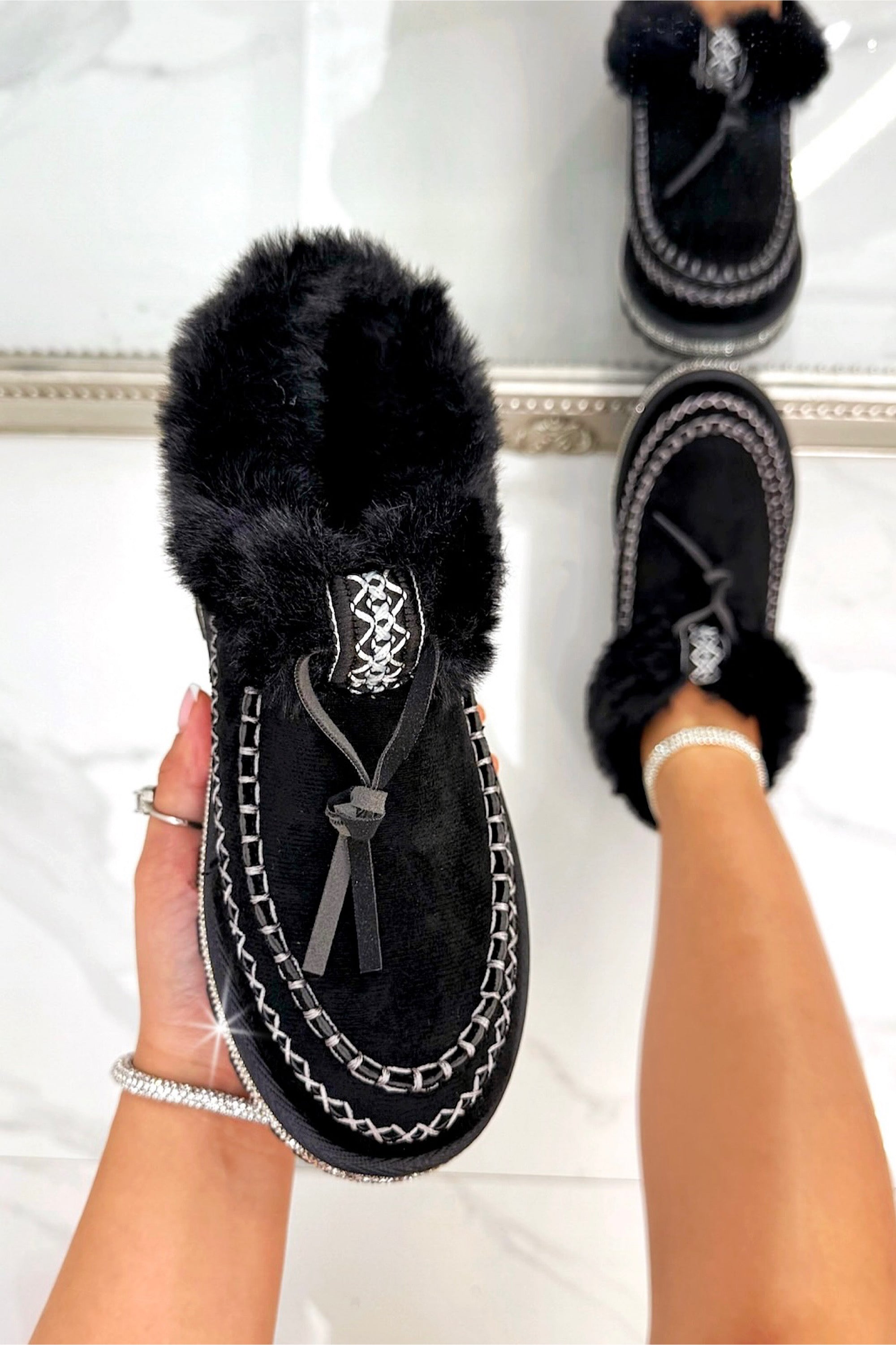 Kristallen faux fur gevoerde zwarte slippers voor dames. 4
