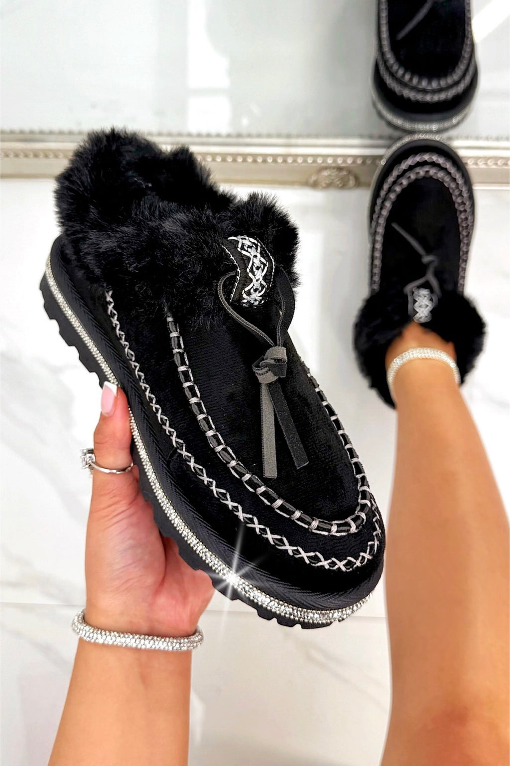 Kristallen faux fur gevoerde zwarte slippers voor dames. 5