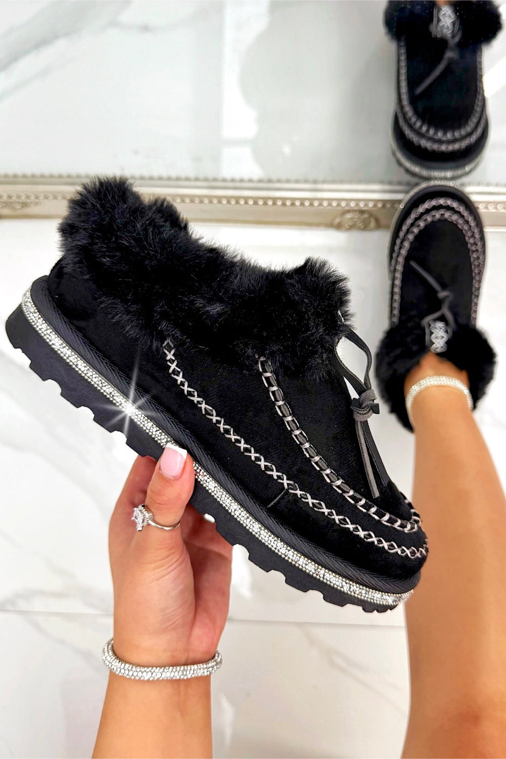 Kristallen faux fur gevoerde zwarte slippers voor dames. 6