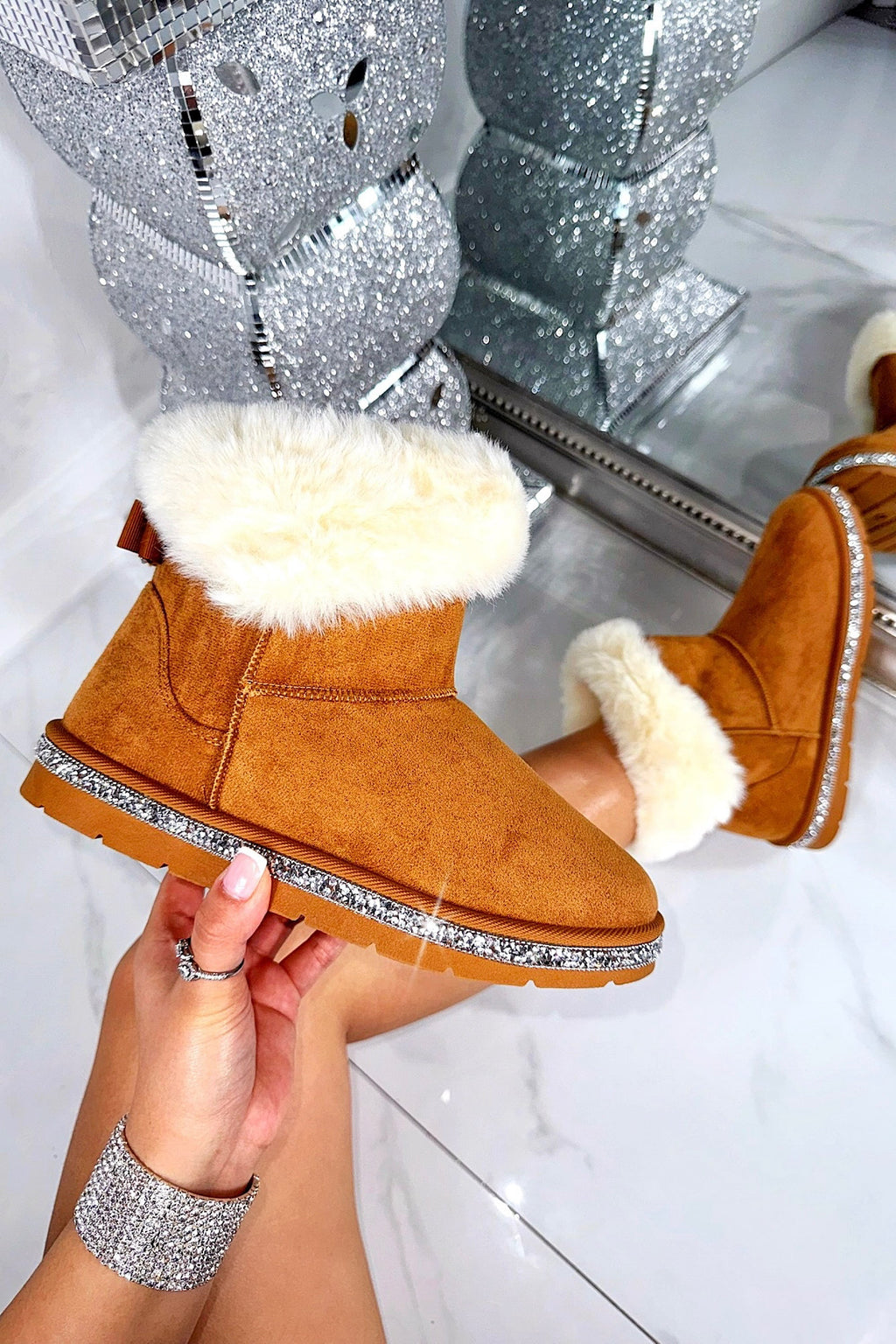 Kristallen Faux Suede Snuggle Cloud Cuff Faux Fur Boots in Camel kleur 3