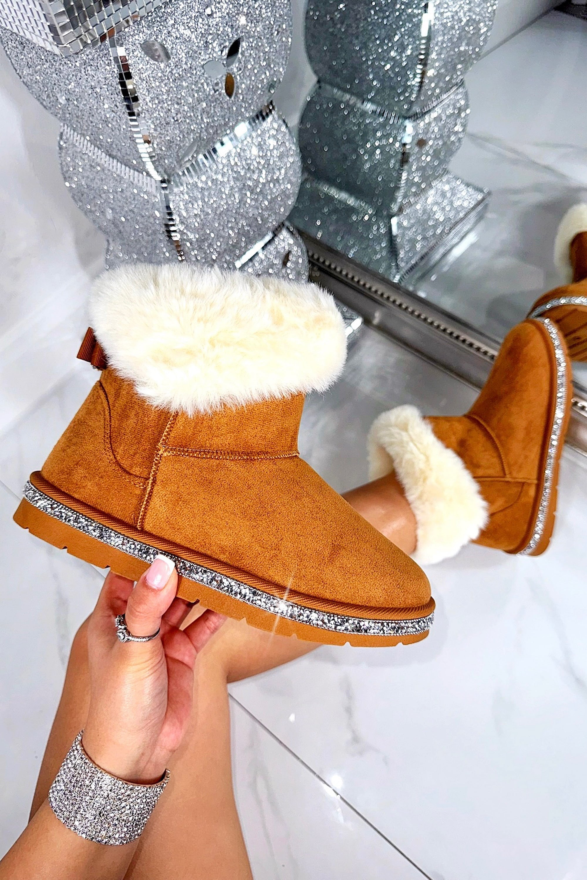 Kristallen Faux Suede Snuggle Cloud Cuff Faux Fur Boots in Camel kleur 3