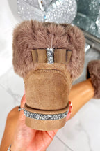 Kristallen Faux Suede Snuggle Cloud Cuff Faux Fur Boots in bruin.