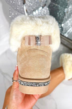 Kristallen Faux Suede Snuggle Cloud Cuff Faux Fur Boots in nude kleur.