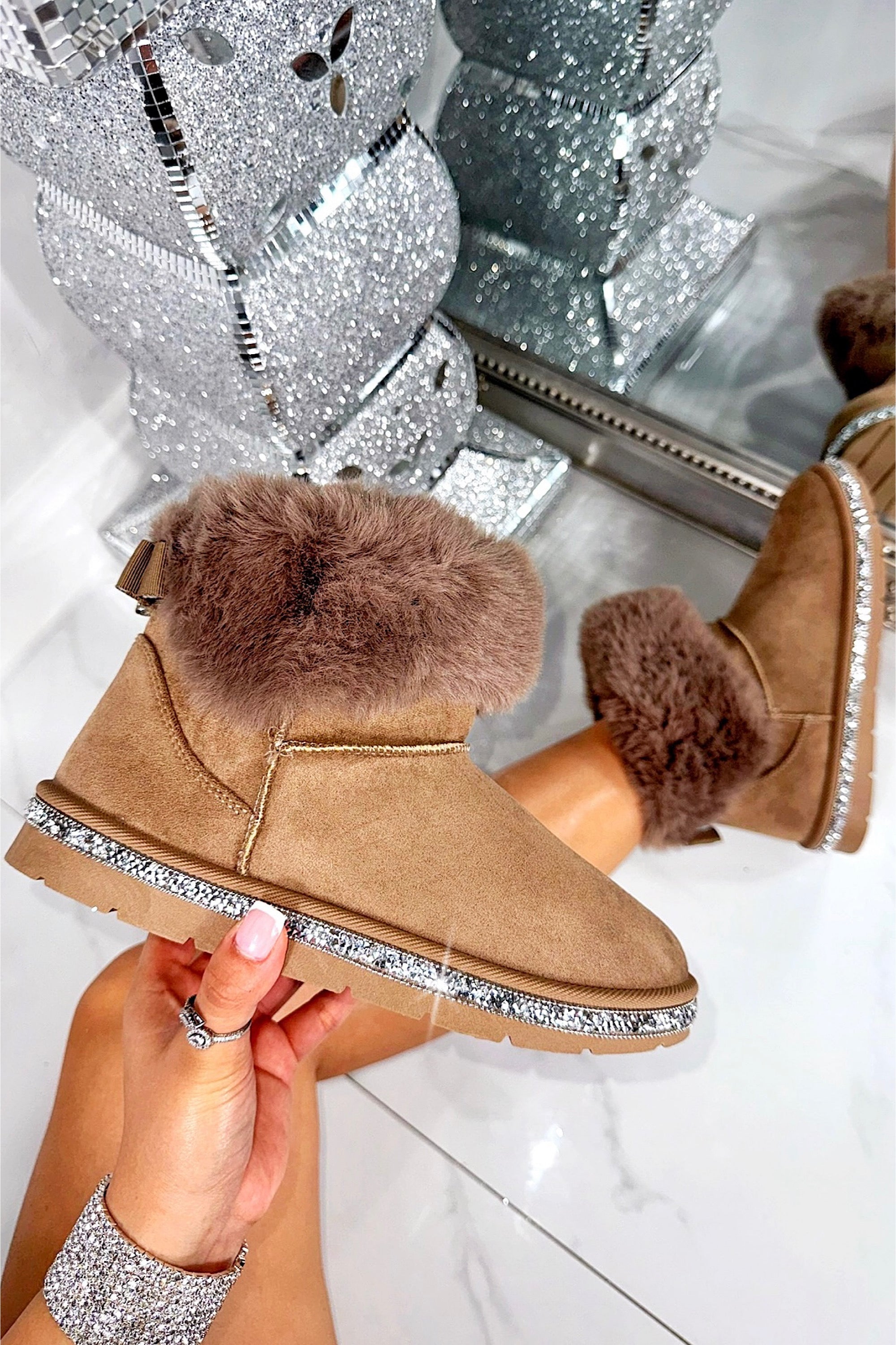 Kristallen Faux Suede Snuggle Cloud Cuff Faux Fur Boots in bruin. 2