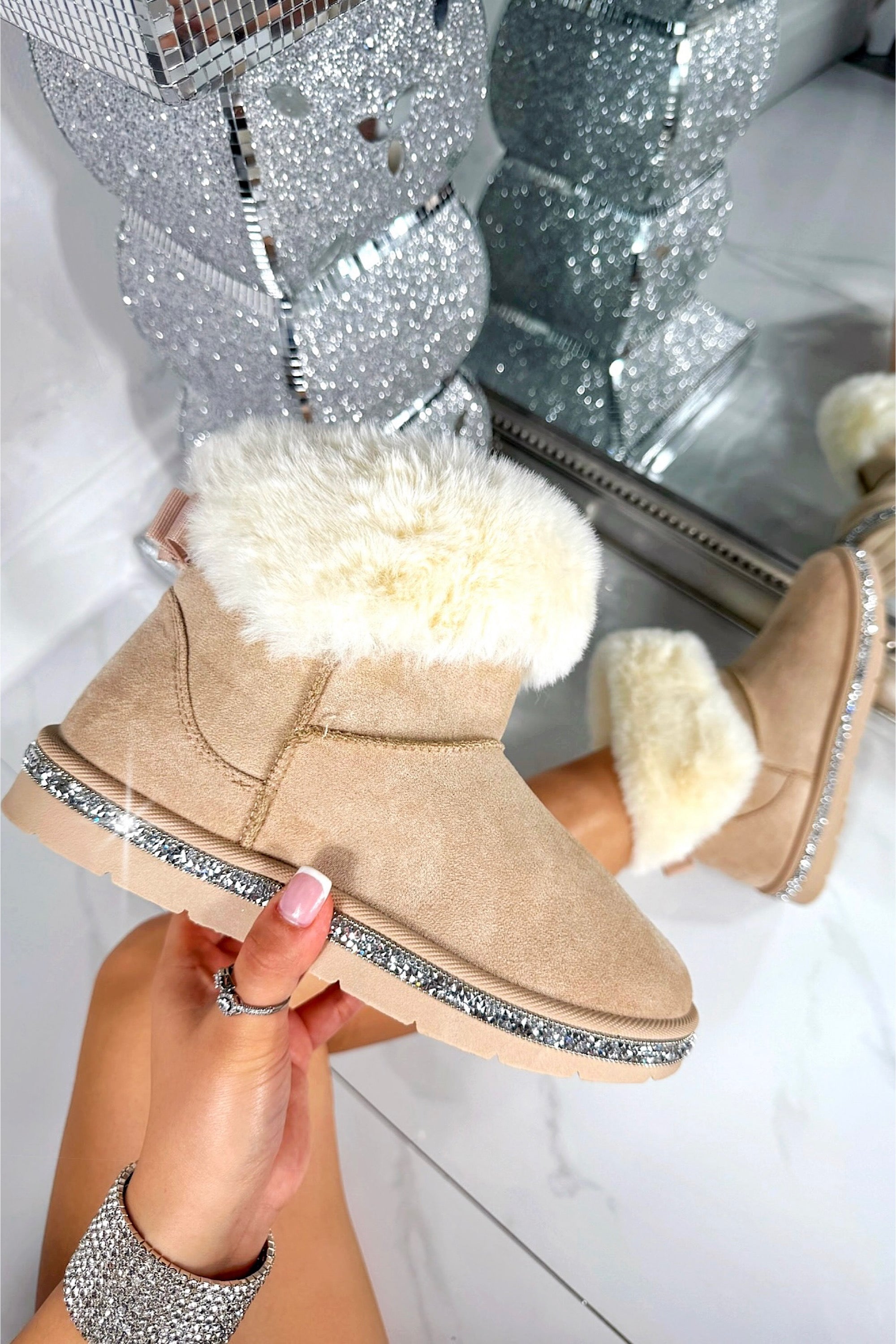 Kristallen Faux Suede Snuggle Cloud Cuff Faux Fur Boots in nude kleur. 2