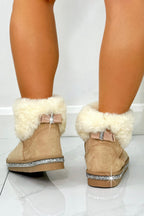 Kristallen Faux Suede Snuggle Cloud Cuff Faux Fur Boots in nude kleur. 3