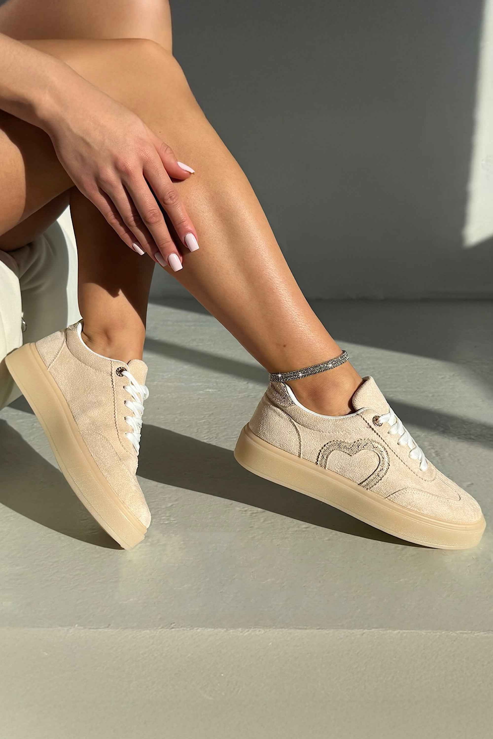 Kristallen hart lace-up sneakers in nude kleur met speelse uitstraling.