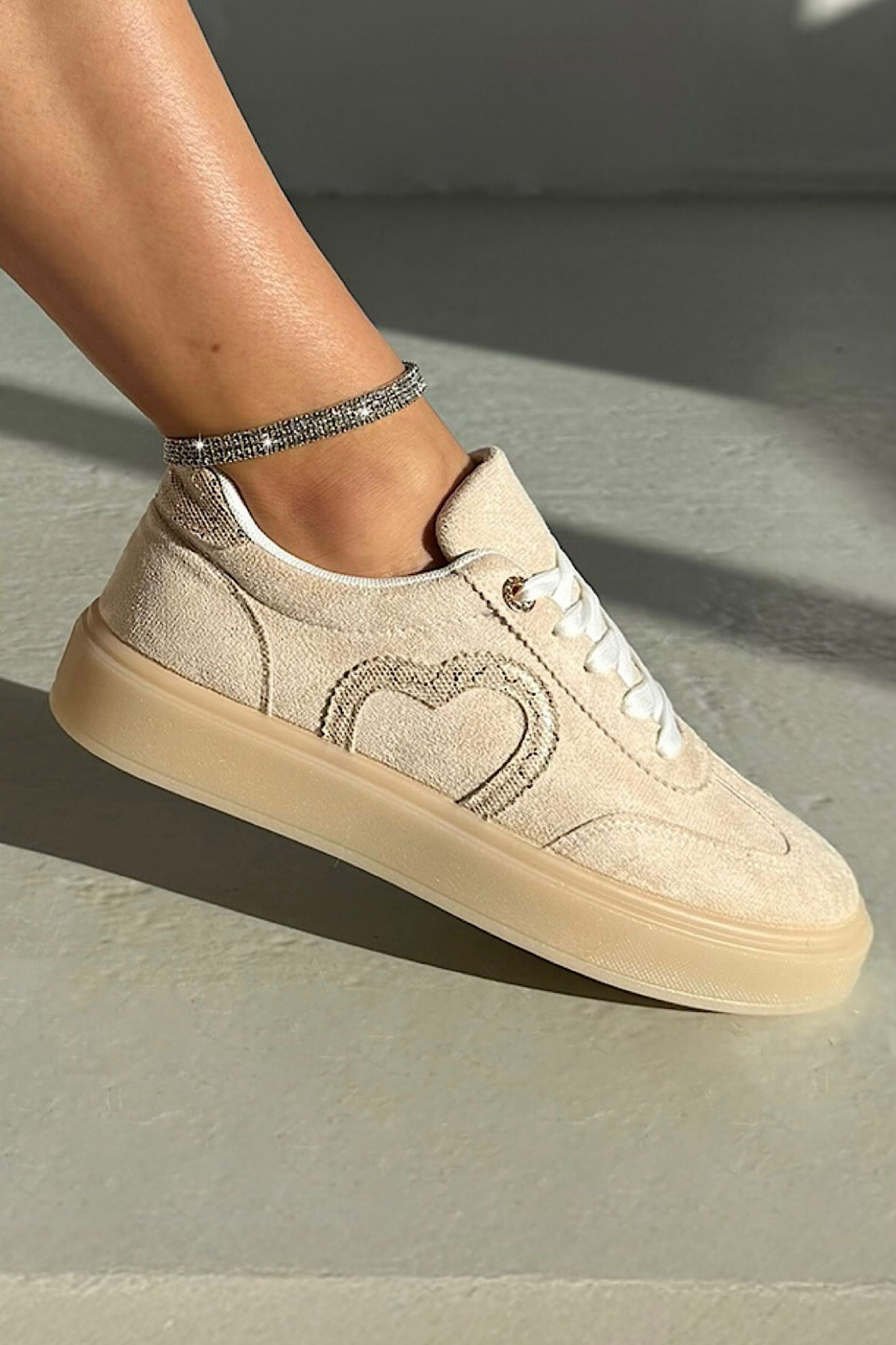 Kristallen hart lace-up sneakers in nude kleur met speelse uitstraling. 2