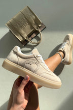 Kristallen hart lace-up sneakers in nude kleur met speelse uitstraling. 3