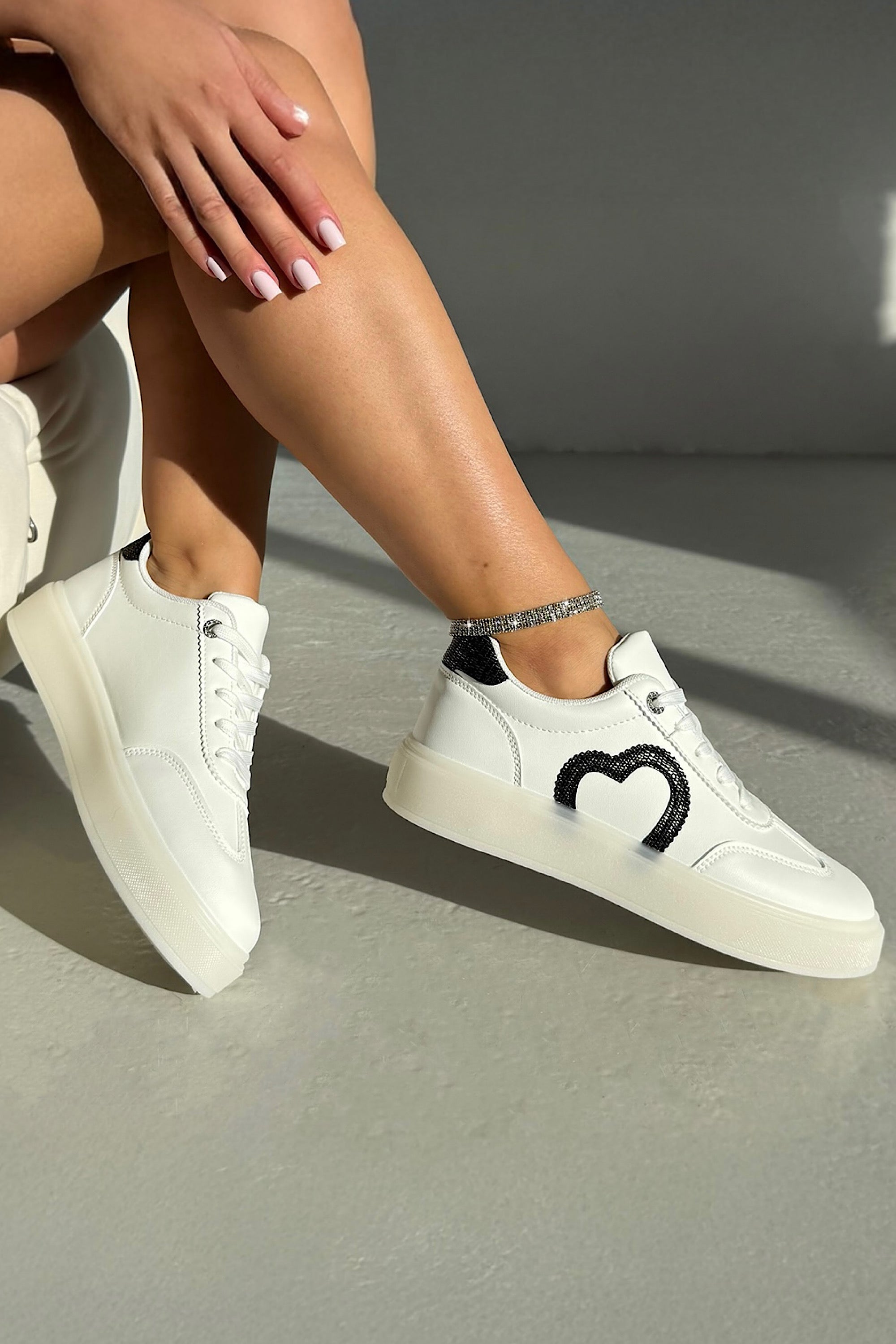 Kristallen hart lace-up sneakers in wit met speelse details.