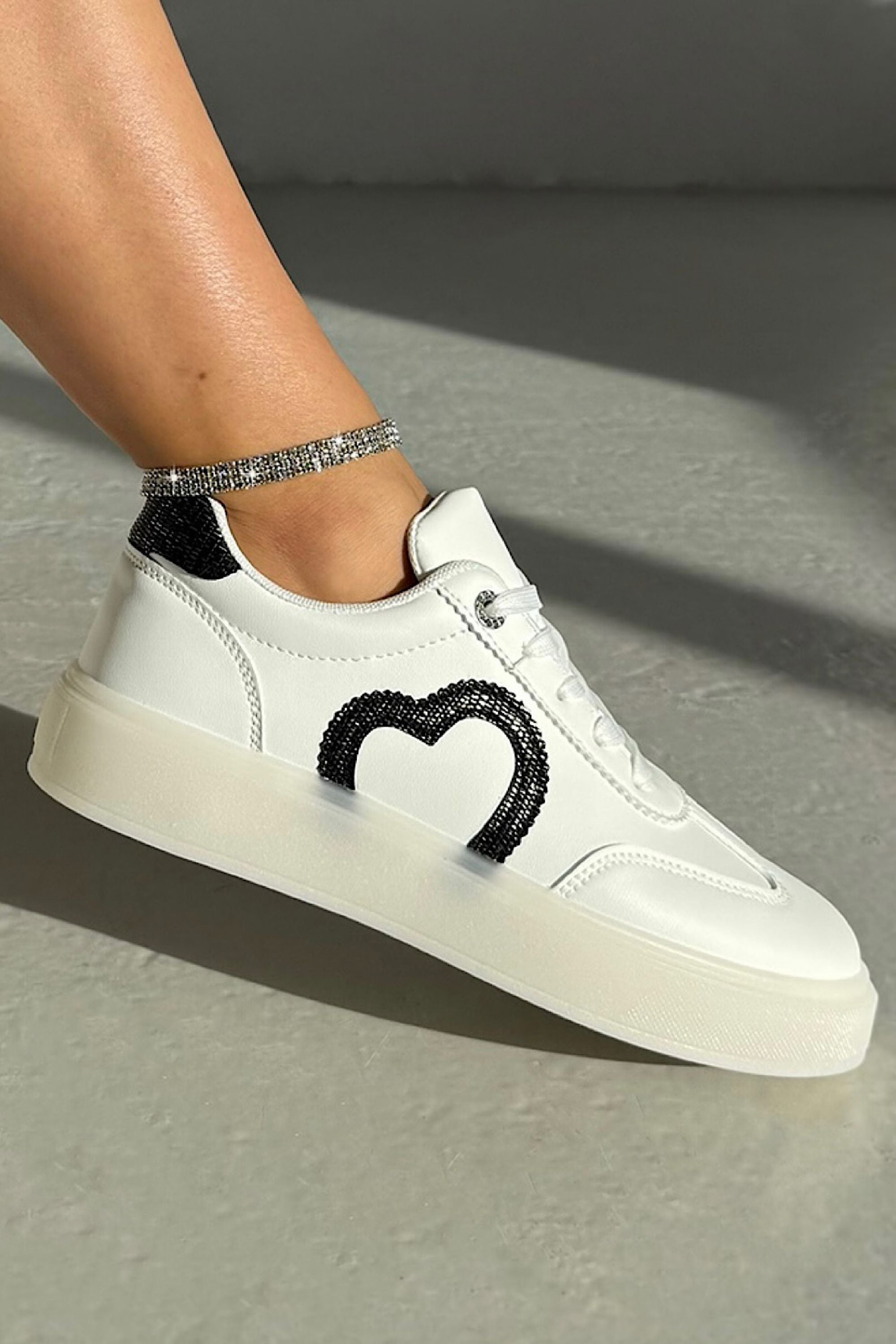 Kristallen hart lace-up sneakers in wit met speelse details. 2