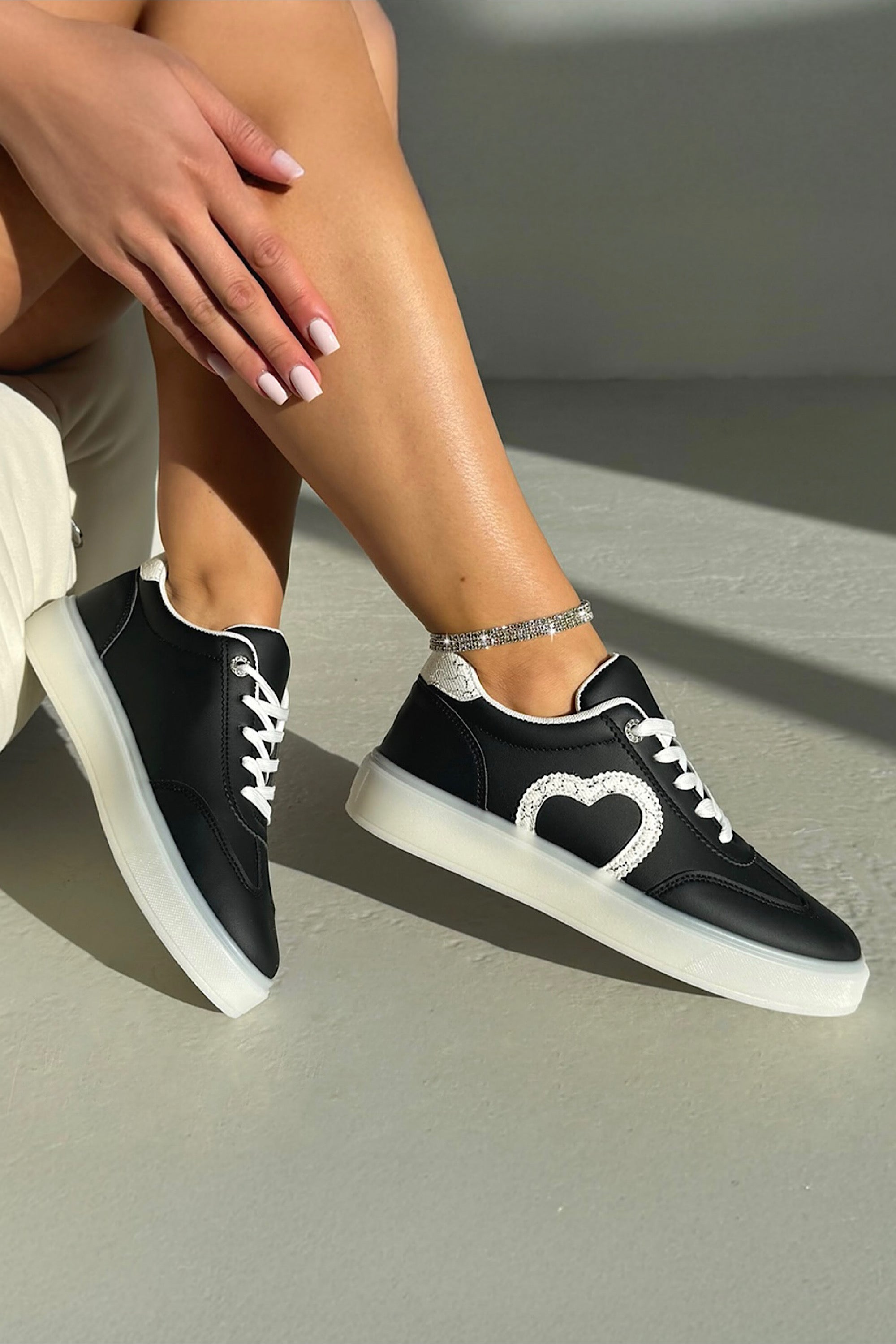 Kristallen hart lace-up sneakers in zwart met speelse uitstraling.