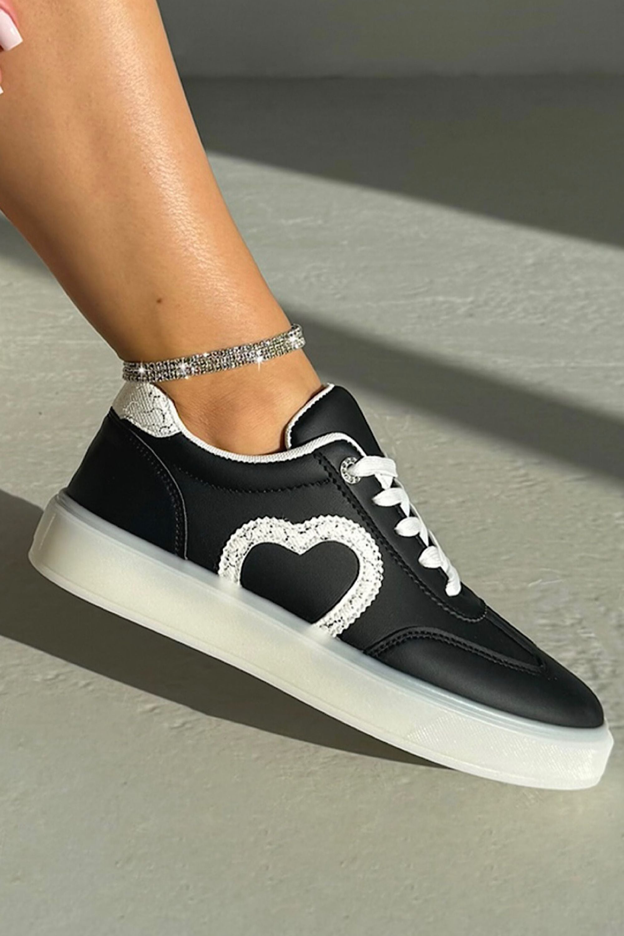 Kristallen hart lace-up sneakers in zwart met speelse uitstraling. 2