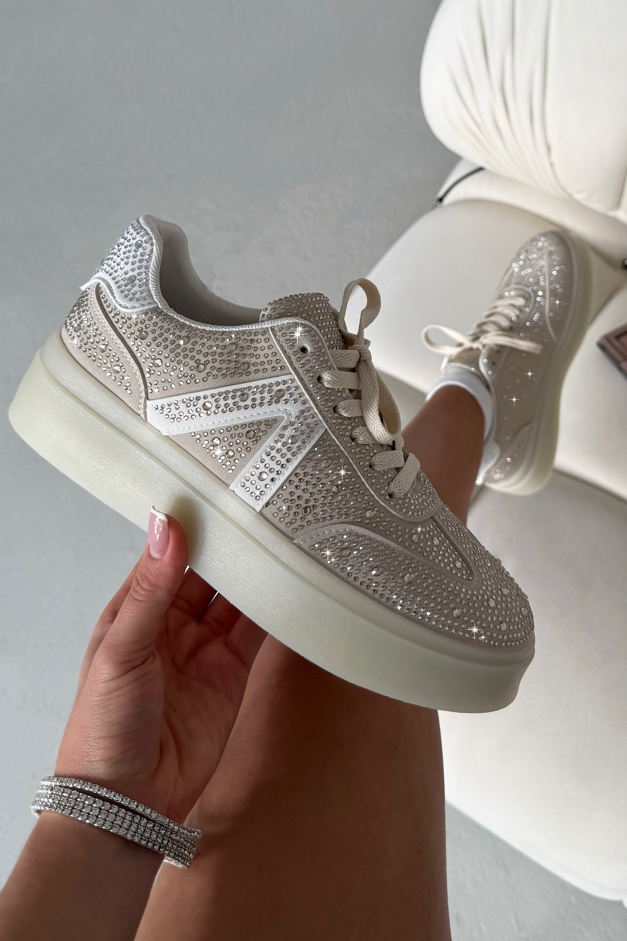 Kristallen Icon Trainers in Nude met diamante details.