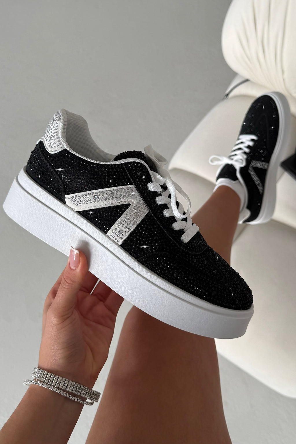 Kristallen Icon Trainers in zwart met diamanten details.