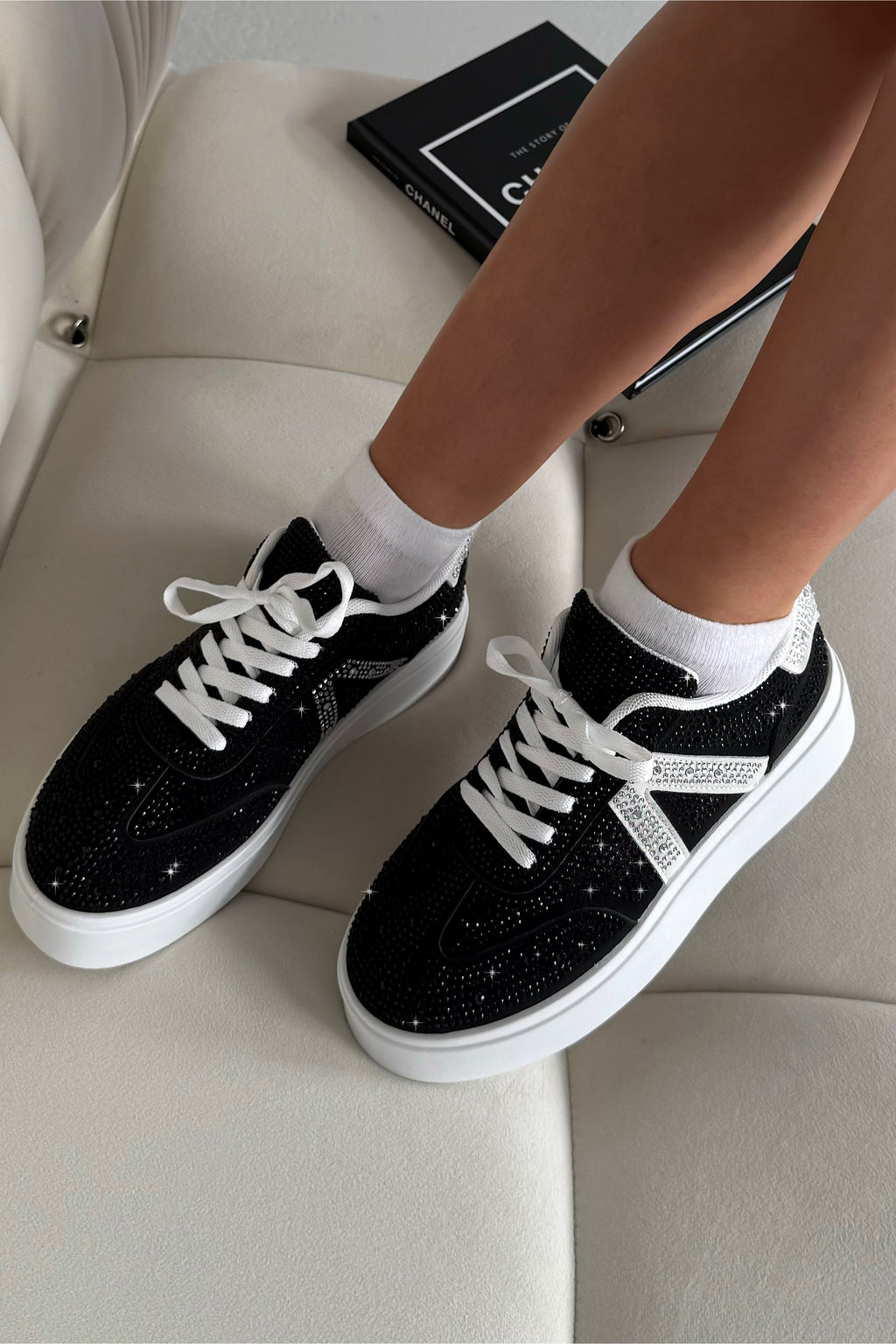 Kristallen Icon Trainers in zwart met diamanten details. 2