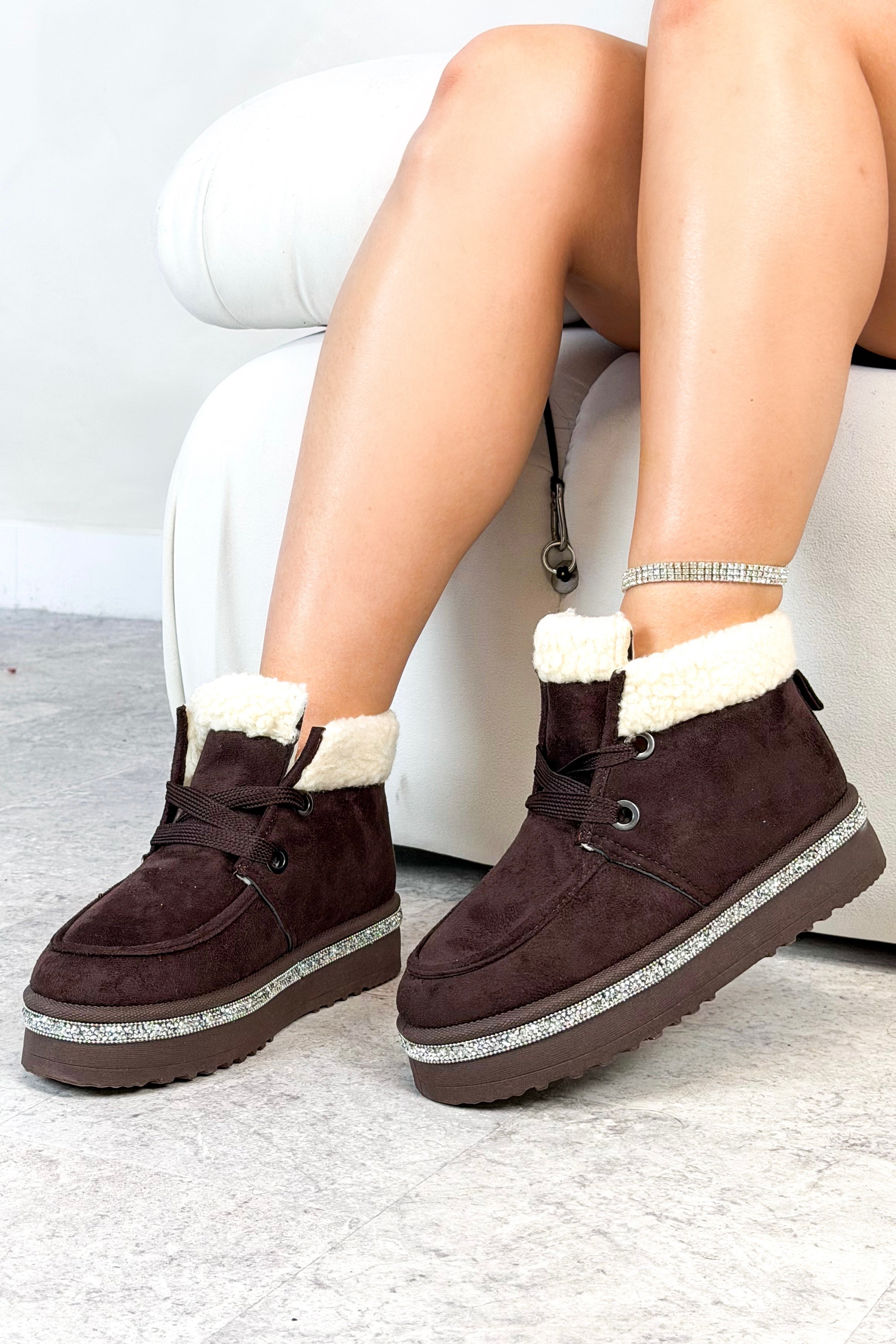 Kristallen Luxe Lodge Nepbont Lined Boots in bruin met sprankeling.