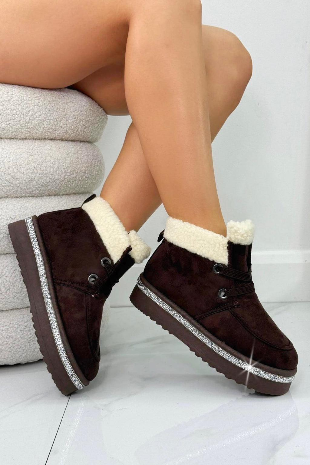 Kristallen Luxe Lodge Nepbont Lined Boots in bruin met sprankeling. 3