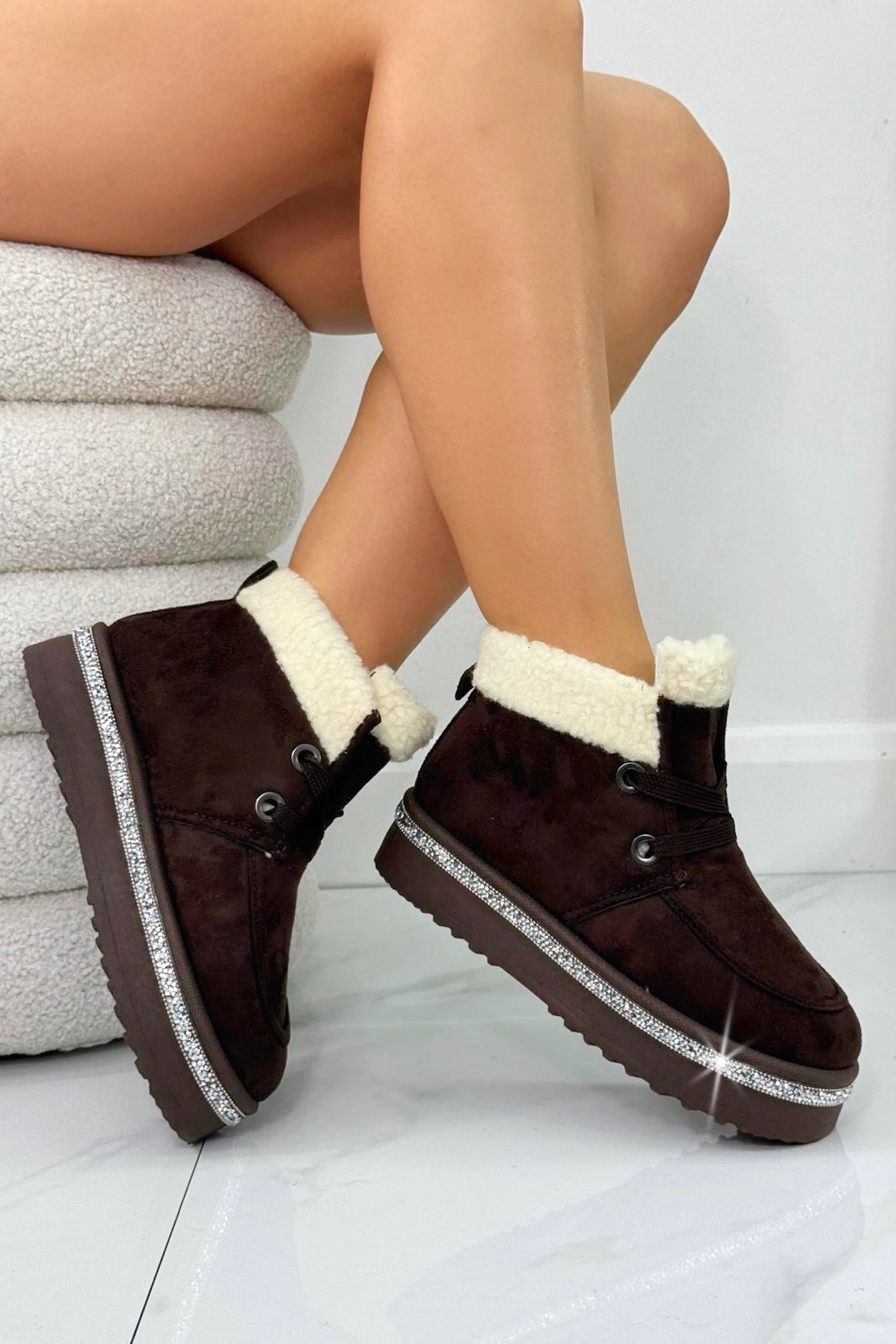 Kristallen Luxe Lodge Nepbont Lined Boots in bruin met sprankeling. 3