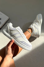 Kristallen Nova Sprankelende Stripe Veterschoenen in wit met glitterdetails.