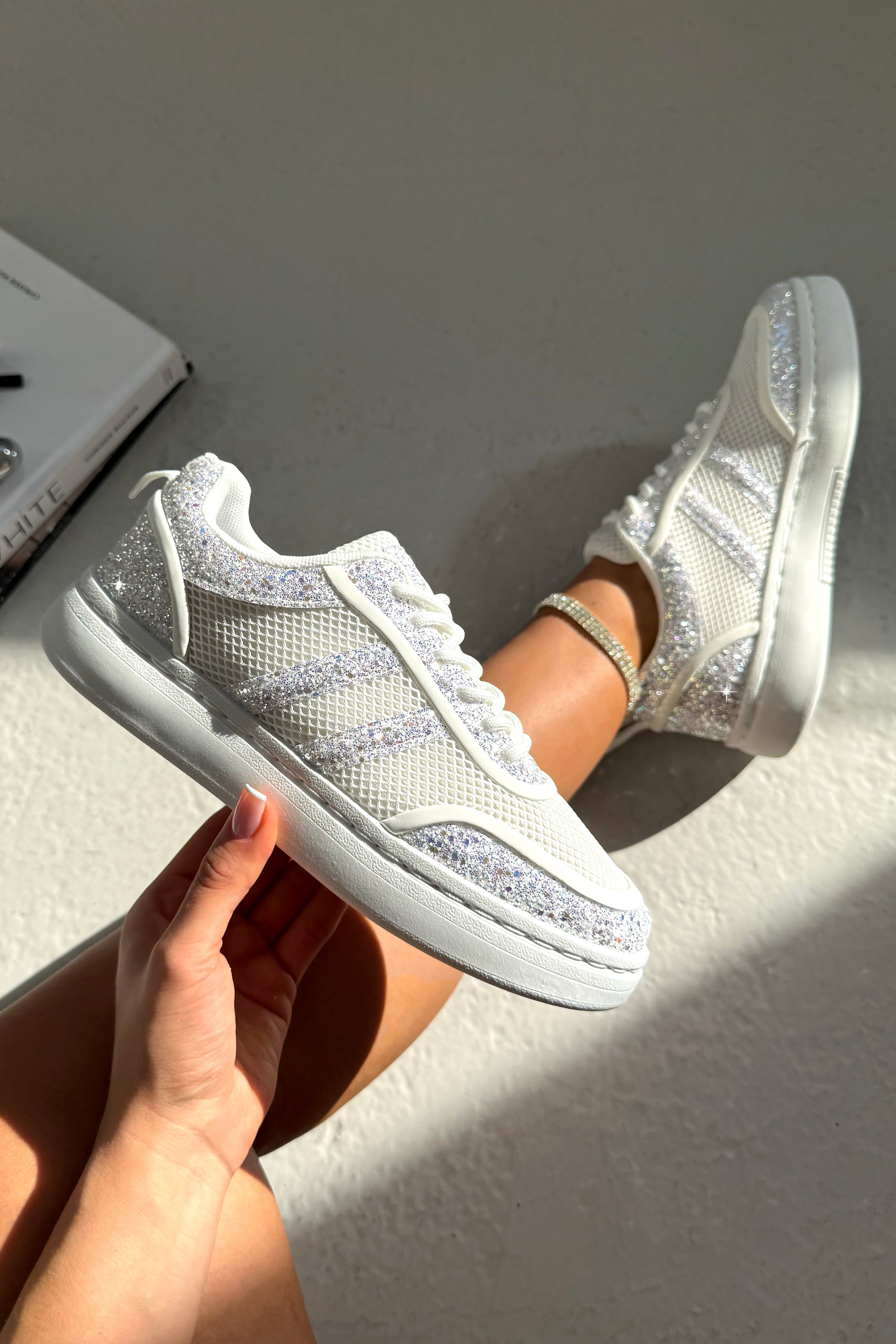 Kristallen Nova Sprankelende Stripe Veterschoenen in wit met glitterdetails.