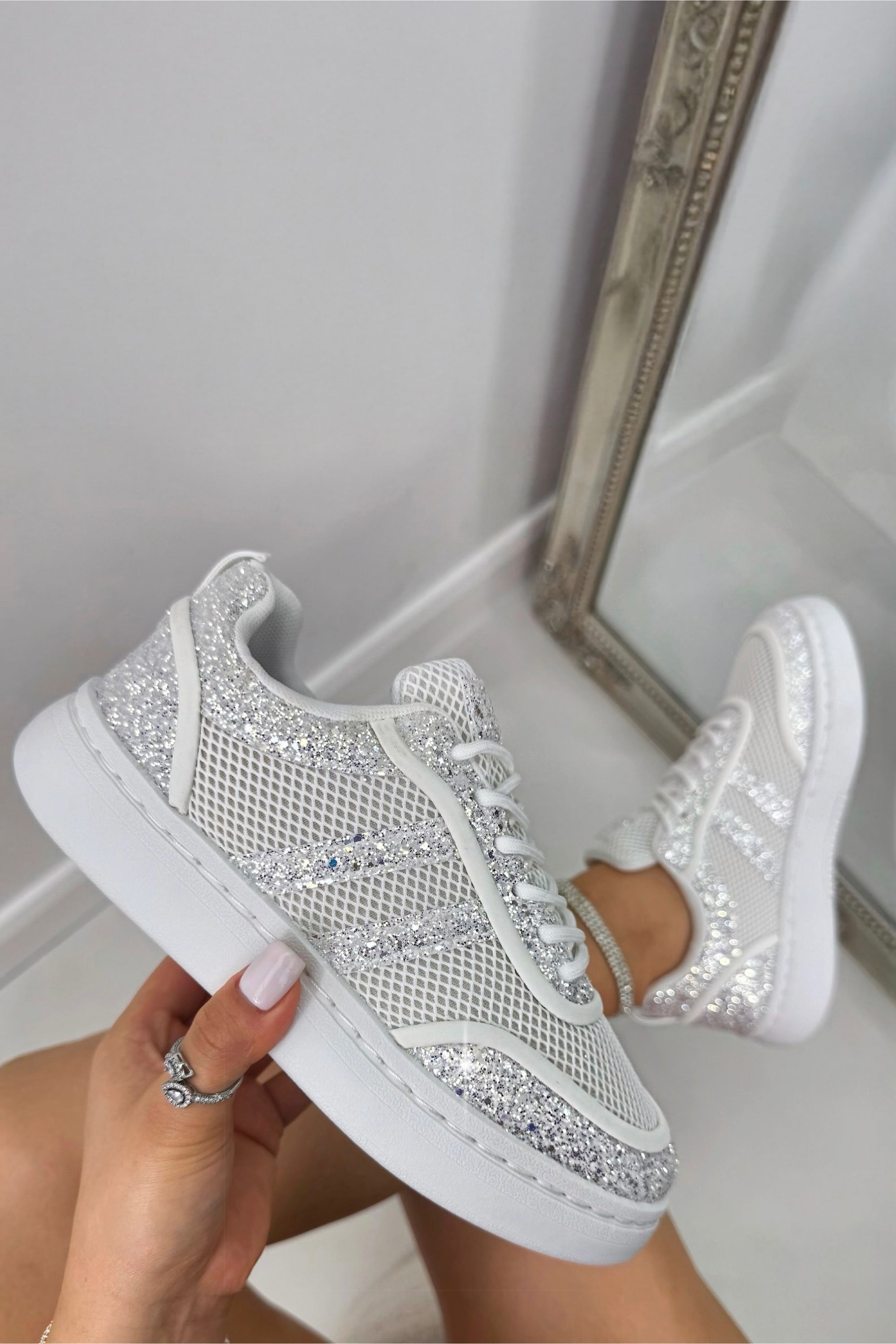 Kristallen Nova Sprankelende Stripe Veterschoenen in wit met glitterdetails. 2