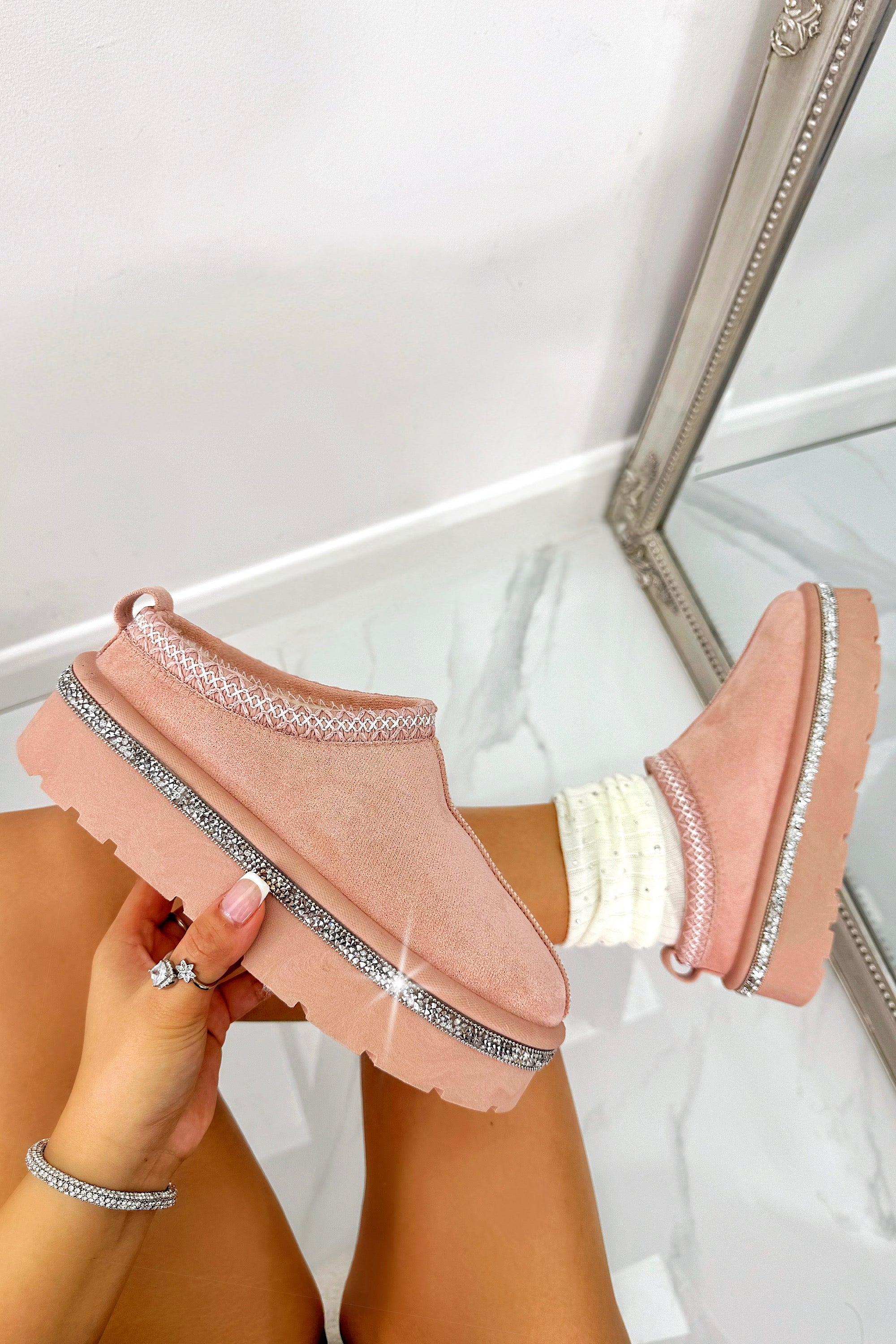 Luxe kristallen platform slippers in roze met faux fur voering. 4