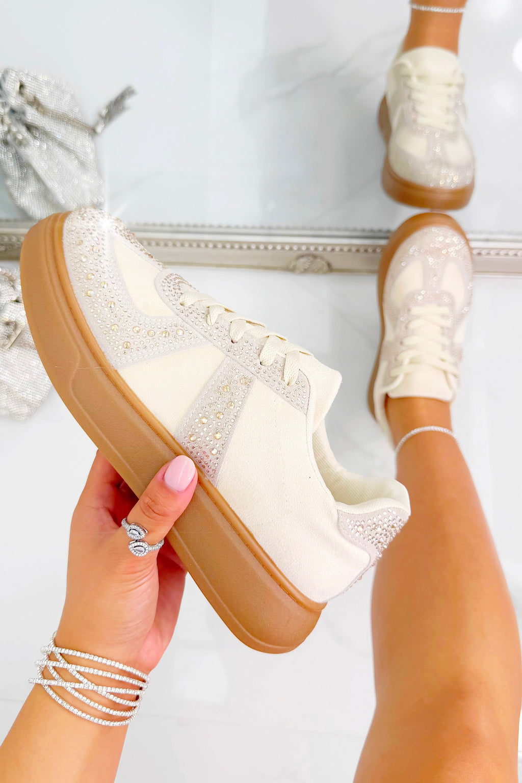 Kristallen Sprankelende Dash Trainers in Nude kleur met glamoureuze uitstraling. 3
