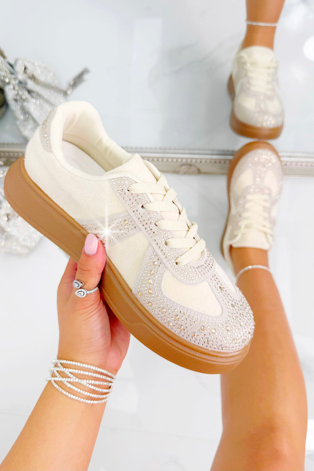 Kristallen Sprankelende Dash Trainers in Nude kleur met glamoureuze uitstraling. 4