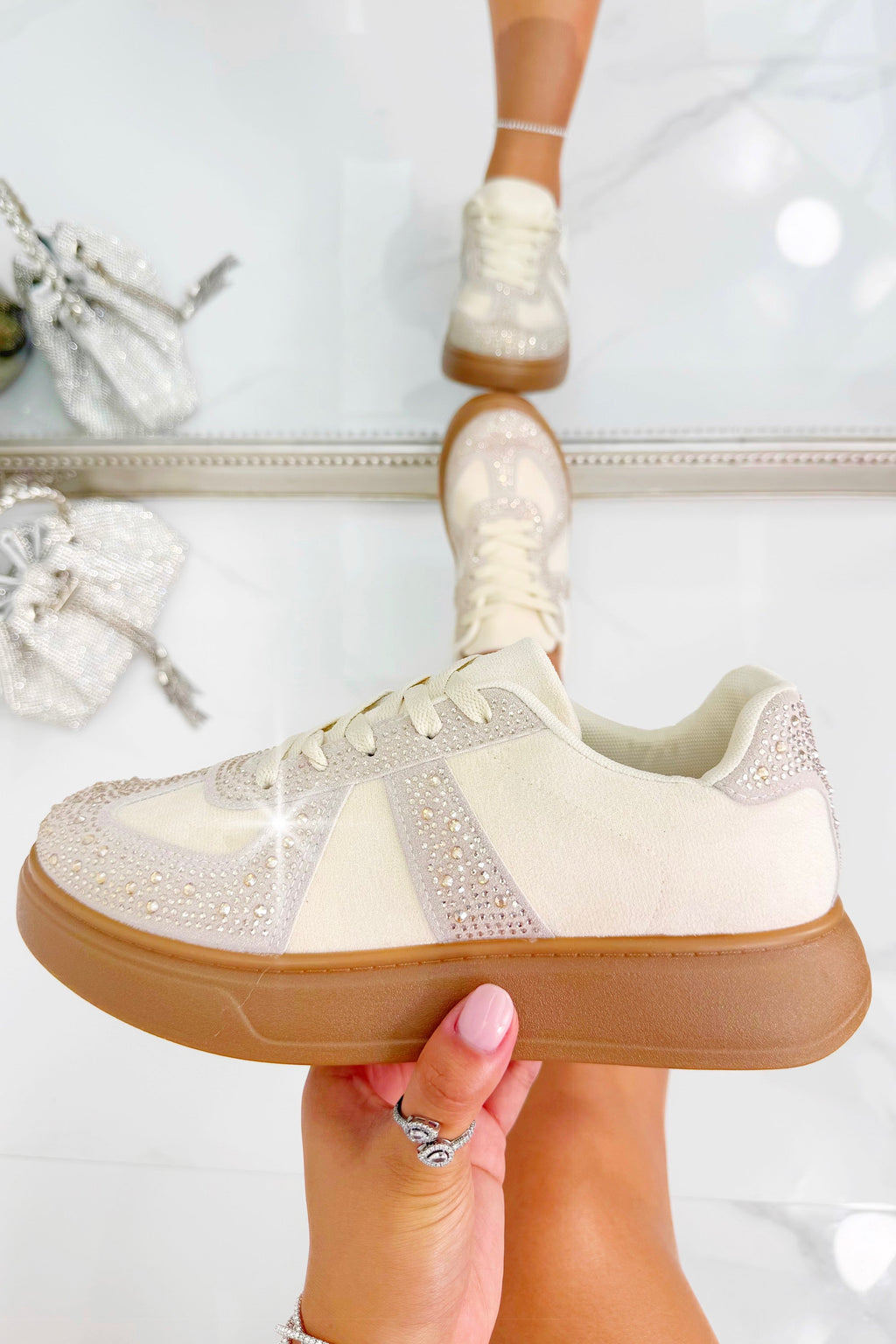 Kristallen Sprankelende Dash Trainers in Nude kleur met glamoureuze uitstraling. 5