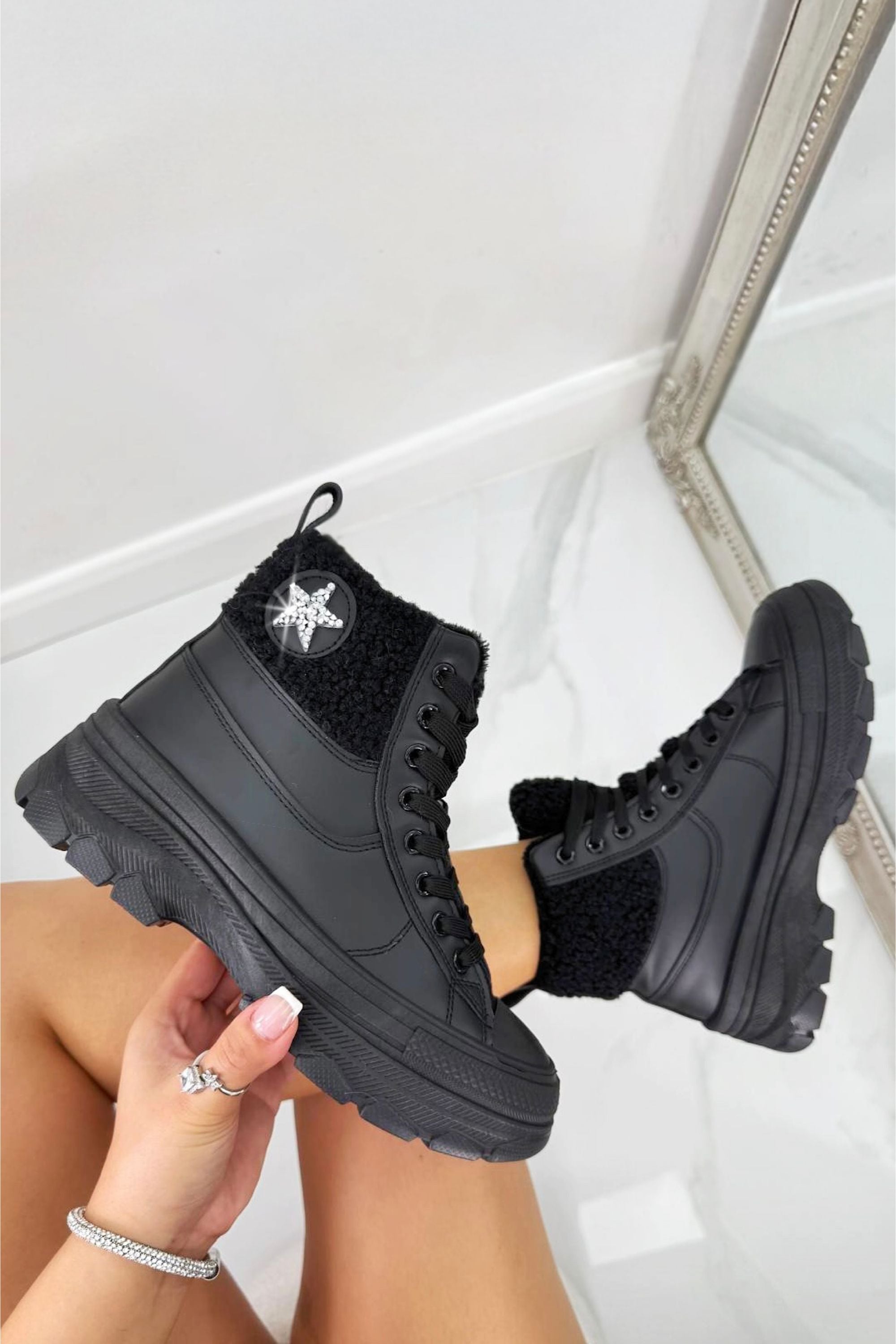 Kristallen Starstruck Platform Enkellaarsjes in zwart met chunky ontwerp.