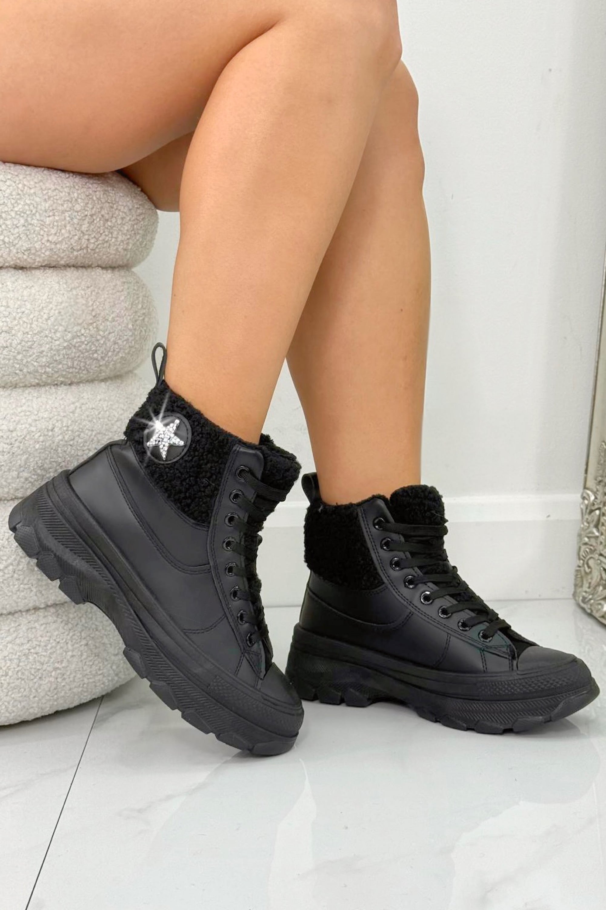 Kristallen Starstruck Platform Enkellaarsjes in zwart met chunky platform. 2