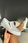 Elegante Kristallen Suède Rits Pumps in wit met decoratieve details.