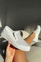 Elegante Kristallen Suède Rits Pumps in wit met decoratieve details.