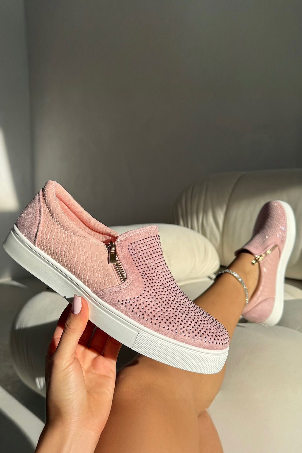 Glamoureuze Kristallen Suède Rits Pumps in roze met decoratieve details.