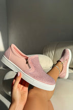 Glamoureuze Kristallen Suède Rits Pumps in roze met decoratieve details.
